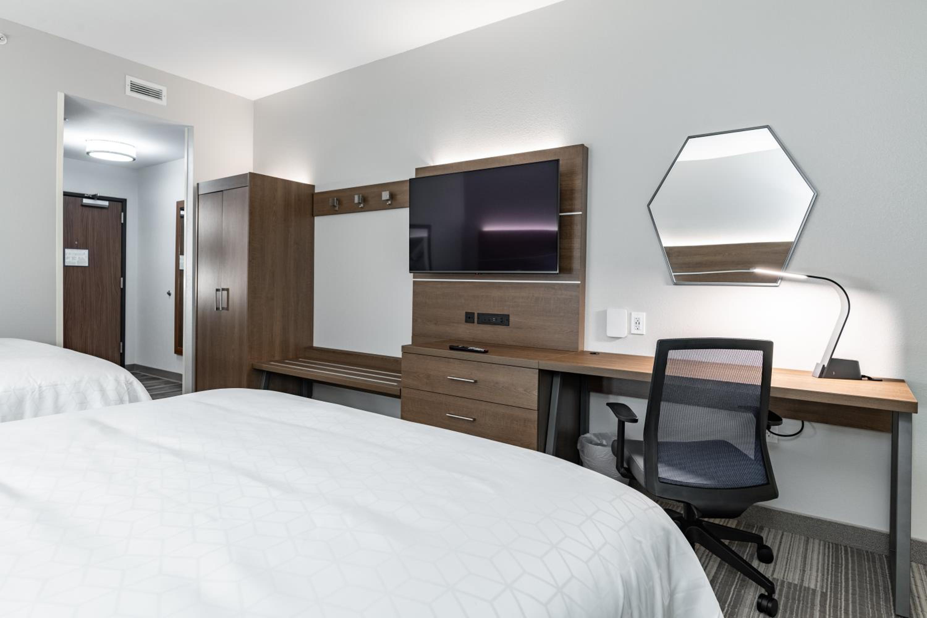 Suite with Two Queen Beds - Photo 4