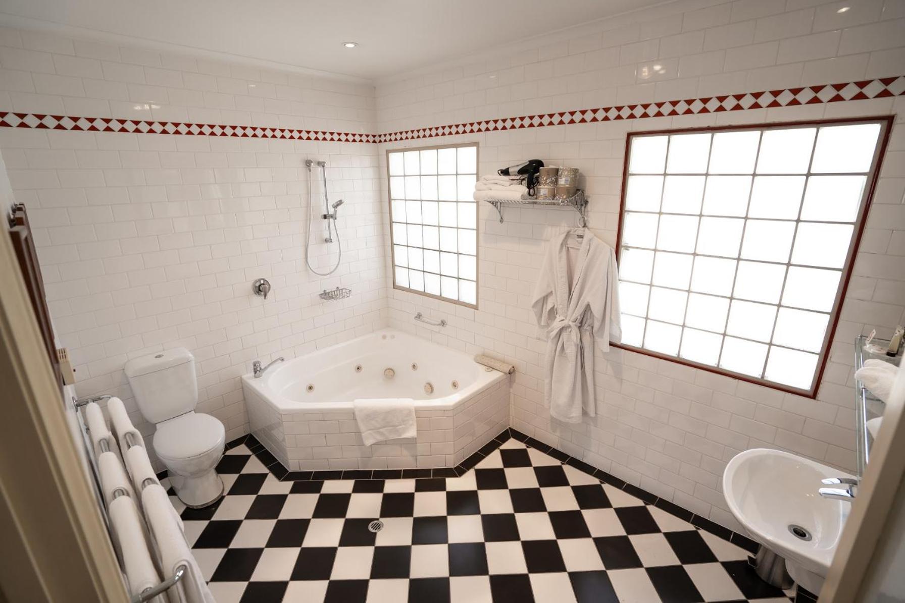 Fire Engine Spa Suite - Photo 10