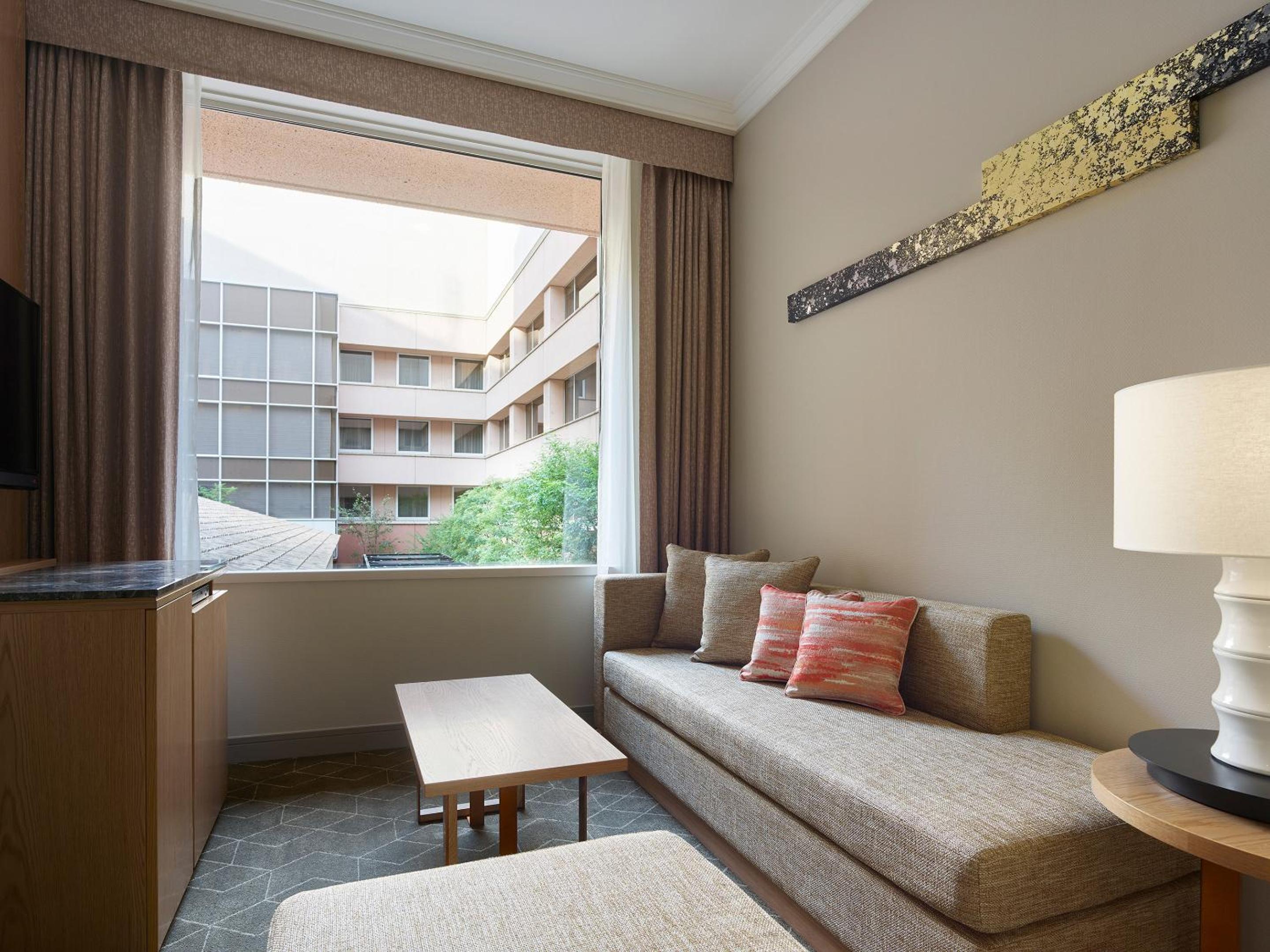 Deluxe King Room With Patio View - Non-Smoking - Photo 1