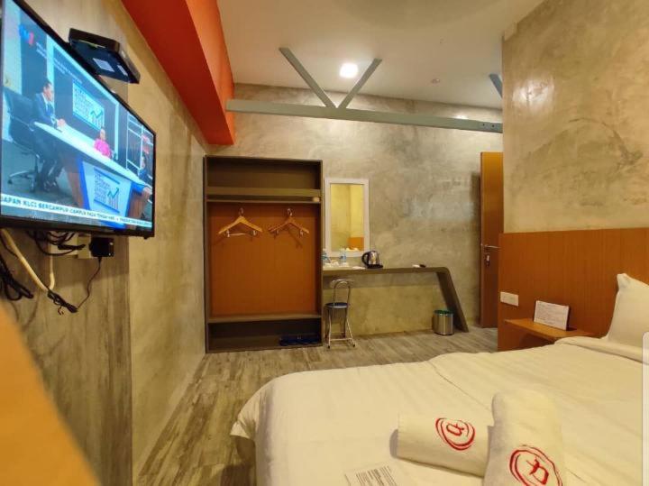 Deluxe King Room without Window - Photo 3
