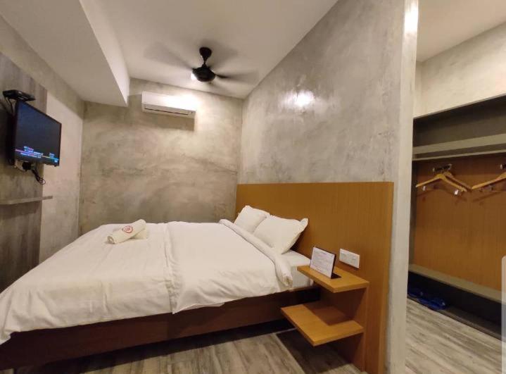 Deluxe King Room without Window - Photo 4