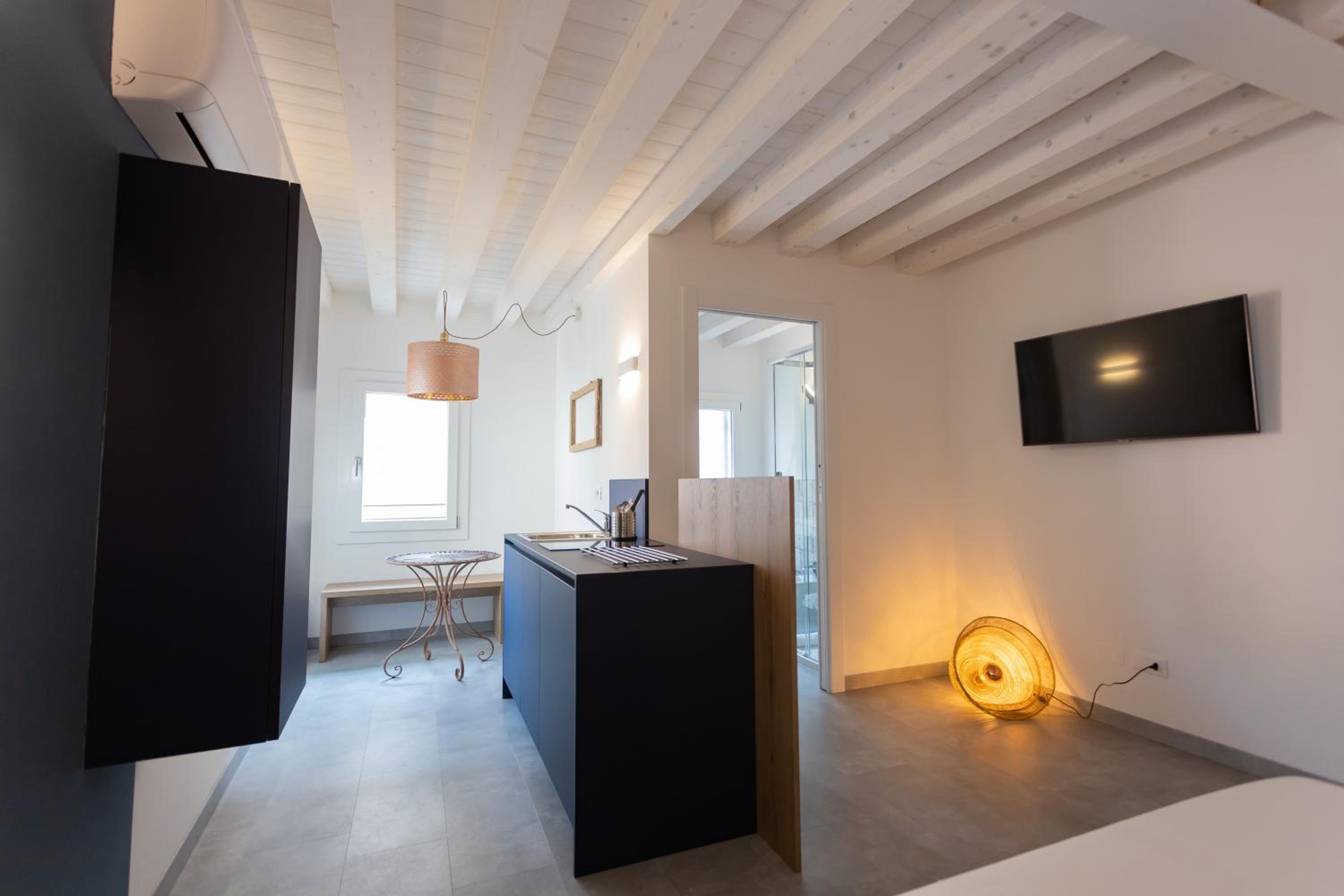 Deluxe King Suite - Photo 8