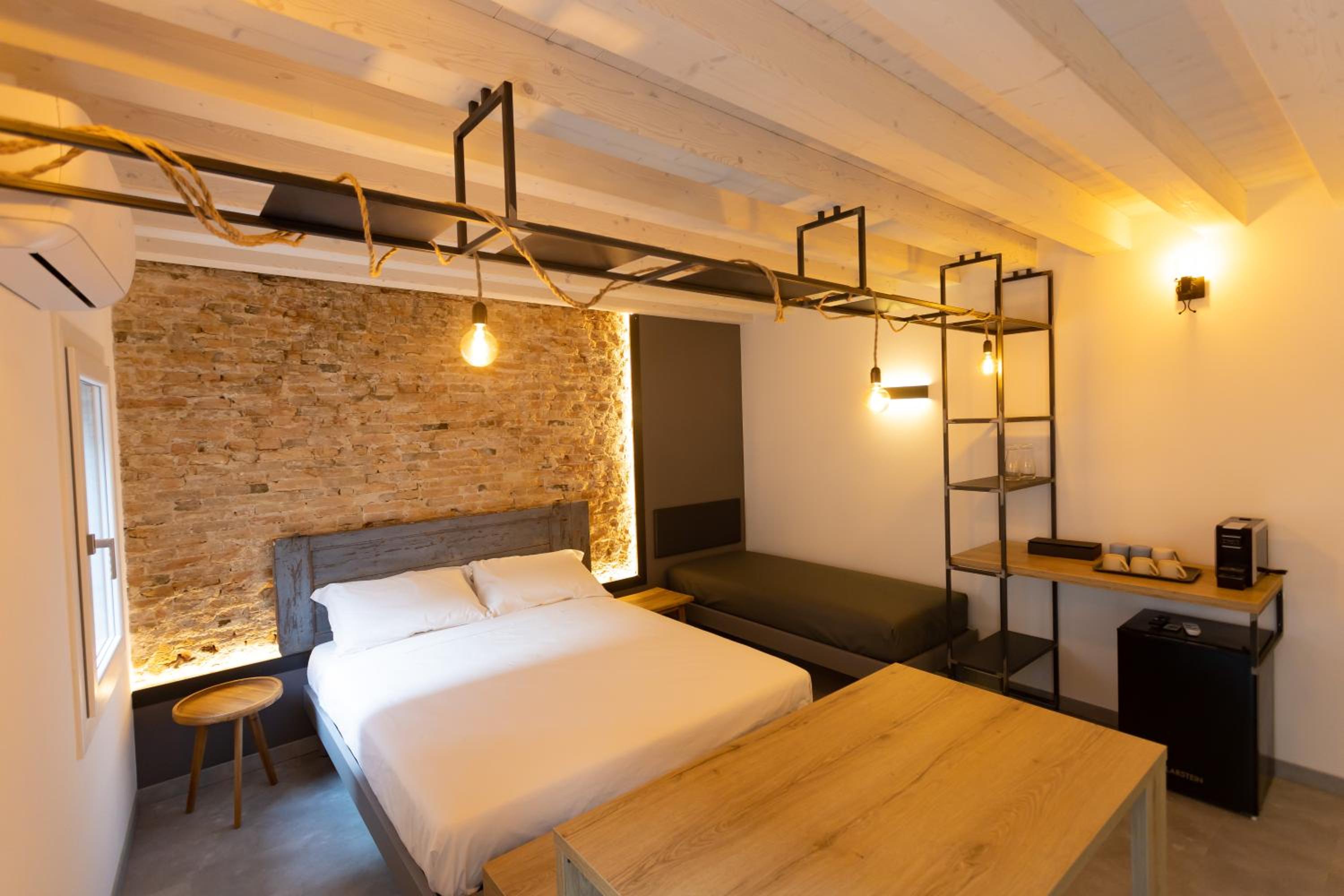 Deluxe King Room - Photo 1