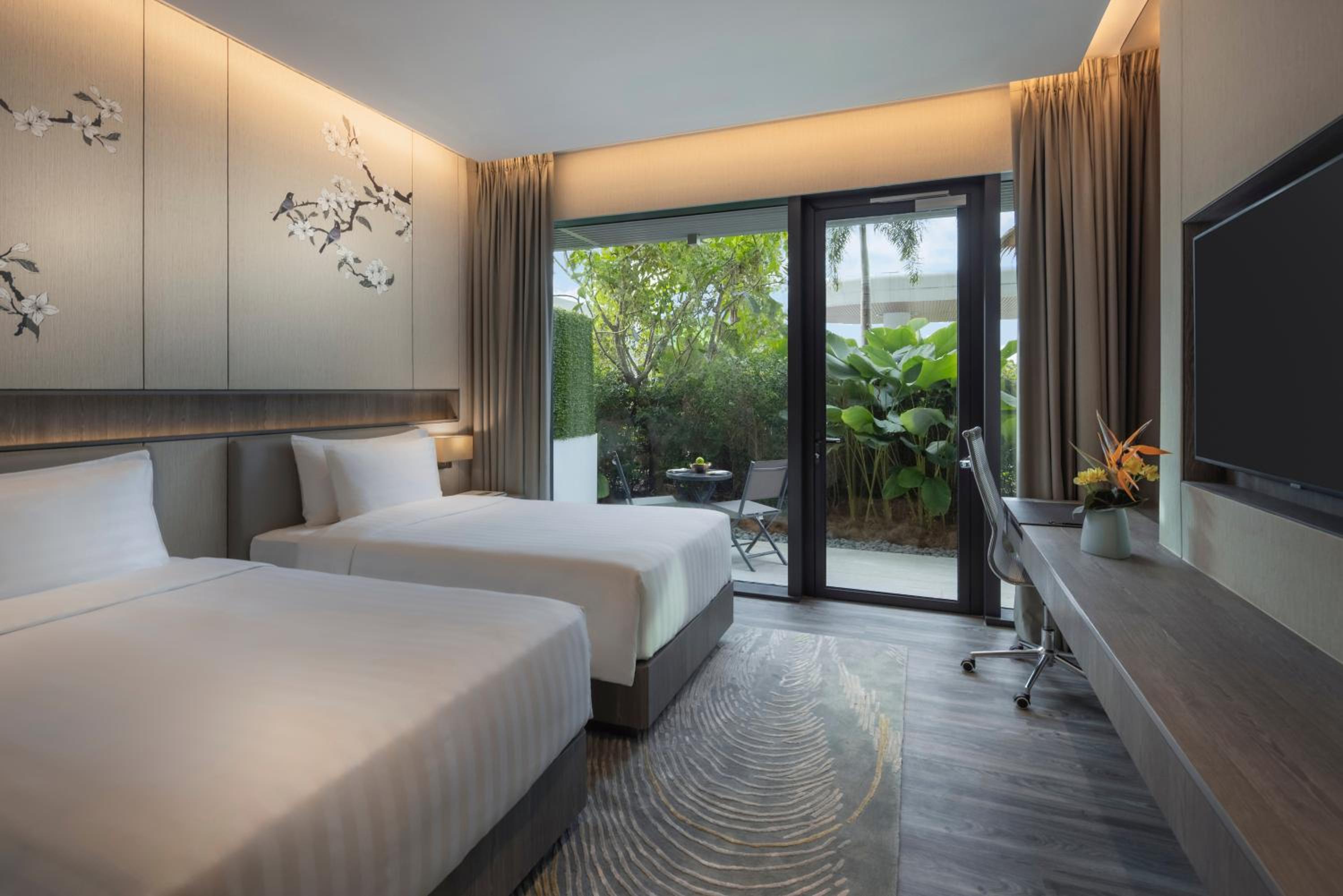 Deluxe Laguna Patio City Twin