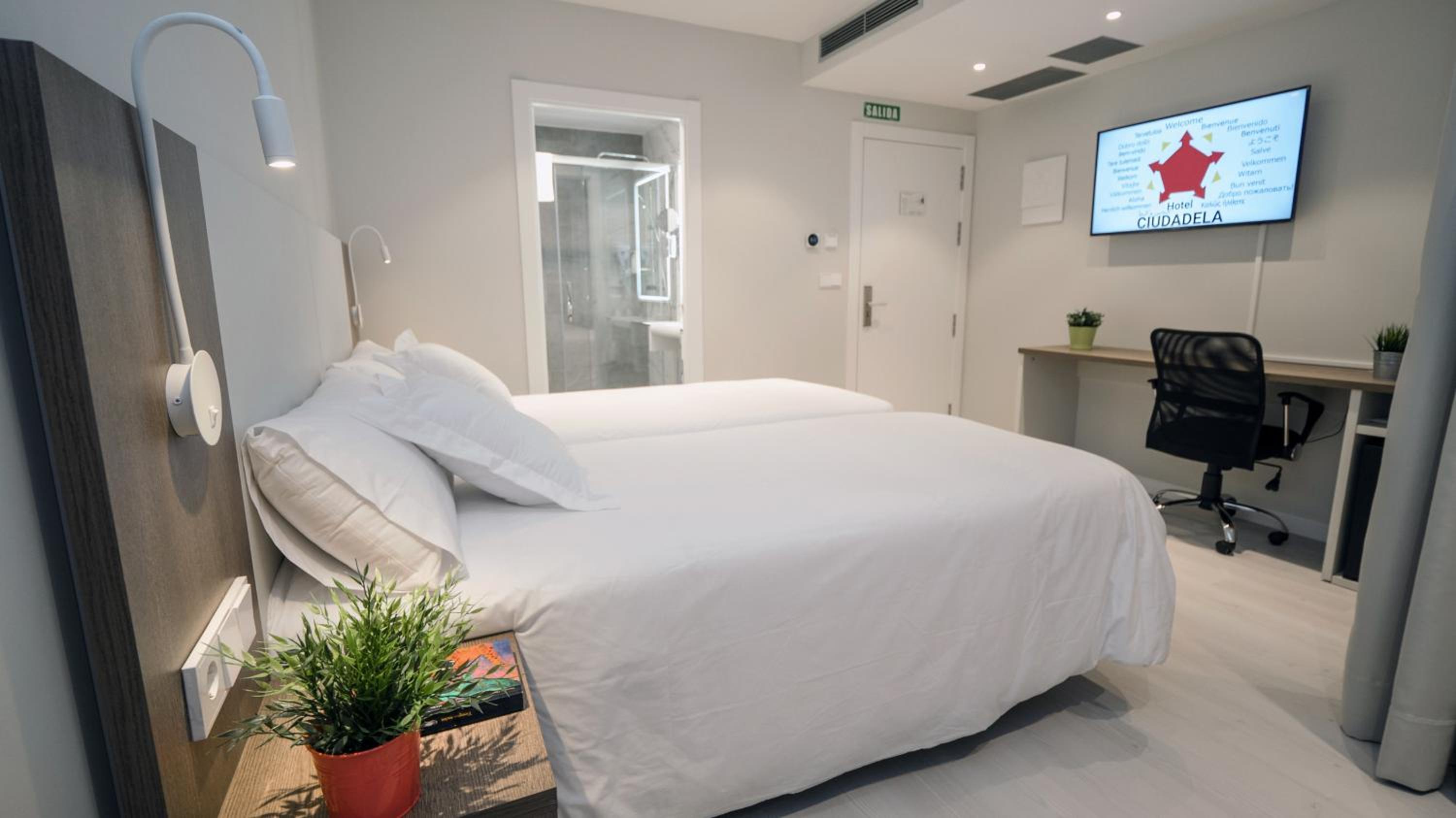 Interior Double or Twin Room - Photo 15