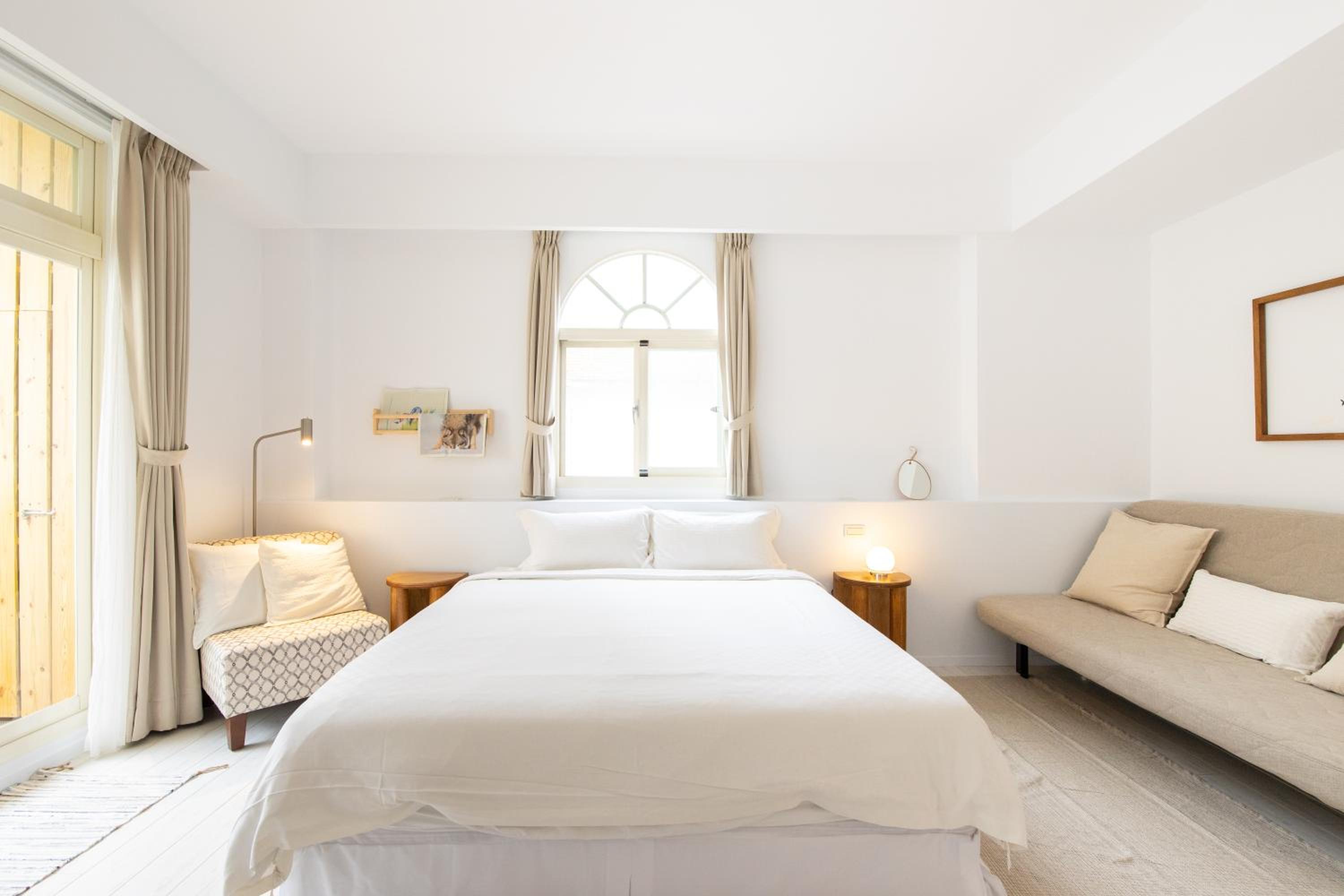Deluxe Double Room with Bath and City View photo 3