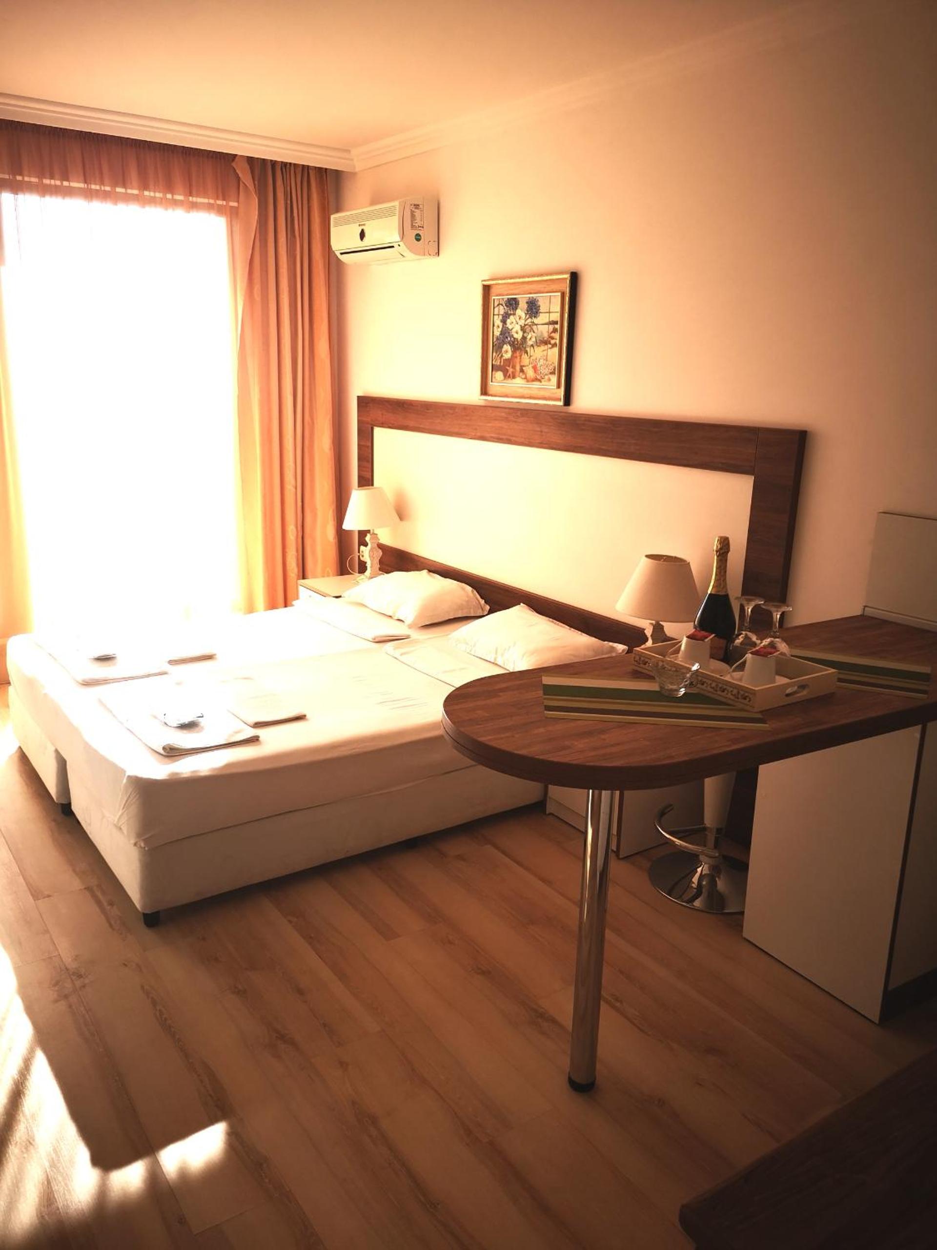 Deluxe Double Room with Side Sea View photo 2