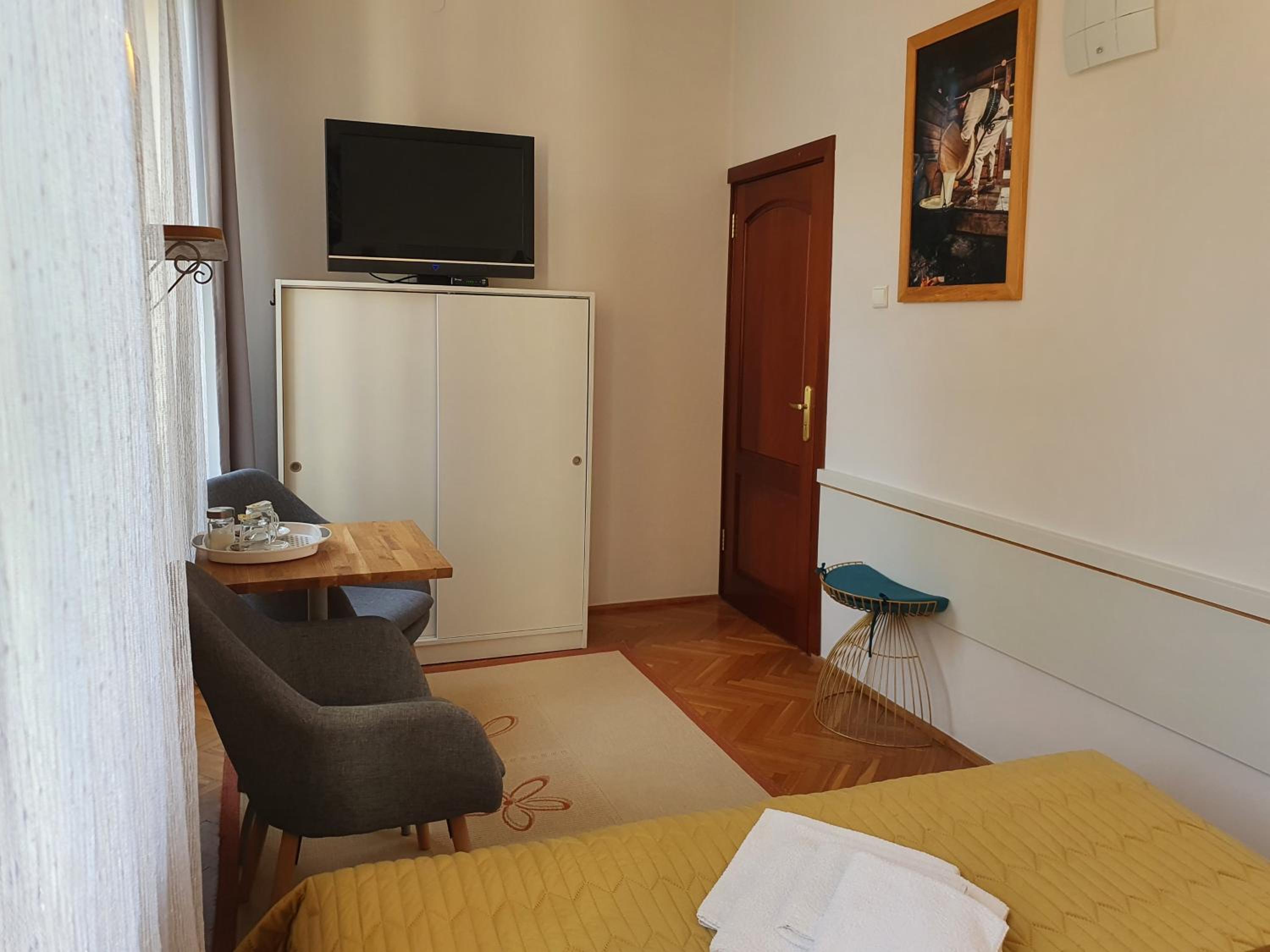 Two-Bedroom Apartment with Terrace - Photo 4