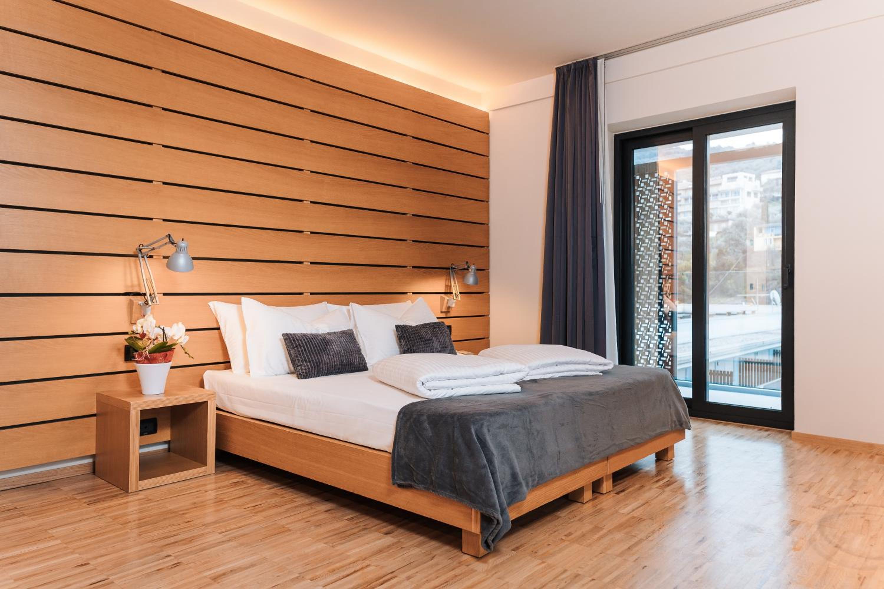 Premium Room with Lake View - Photo 14