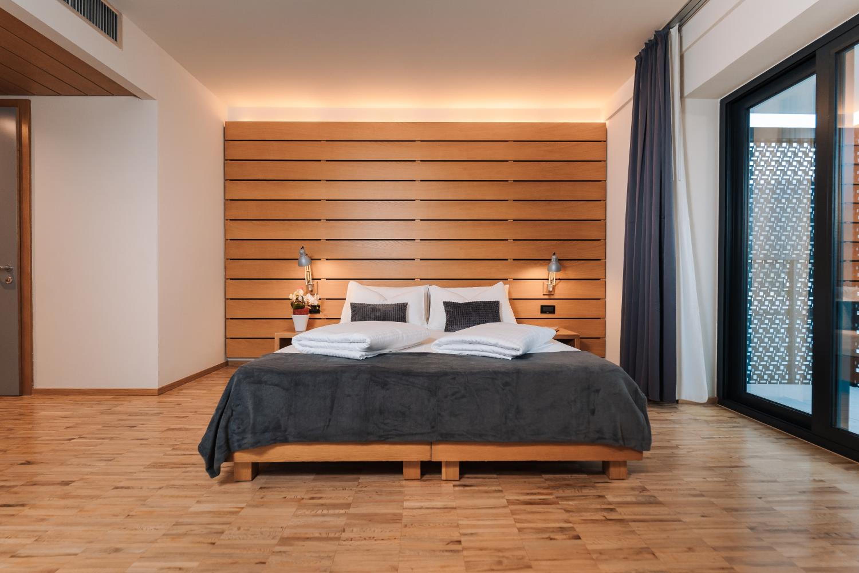 Premium Panorama Room with Lake View - Photo 10