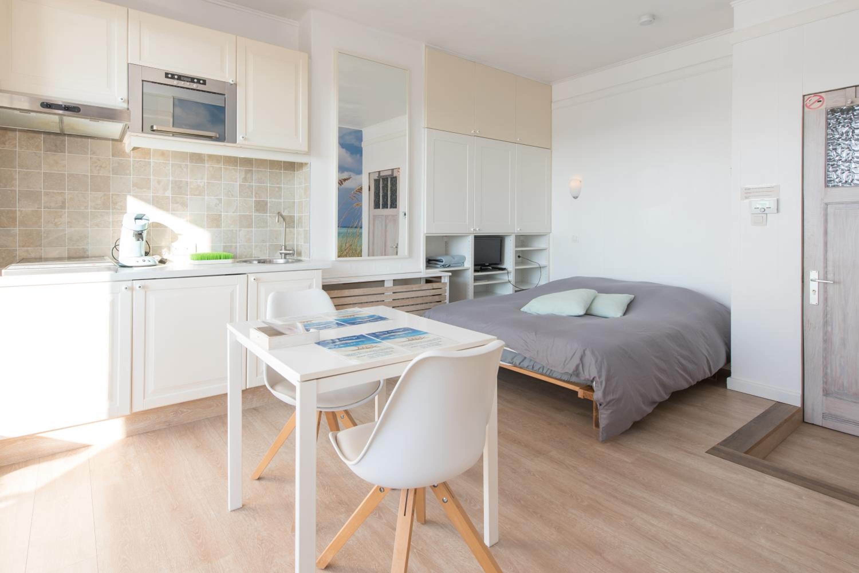 Studio Apartment - Photo 2