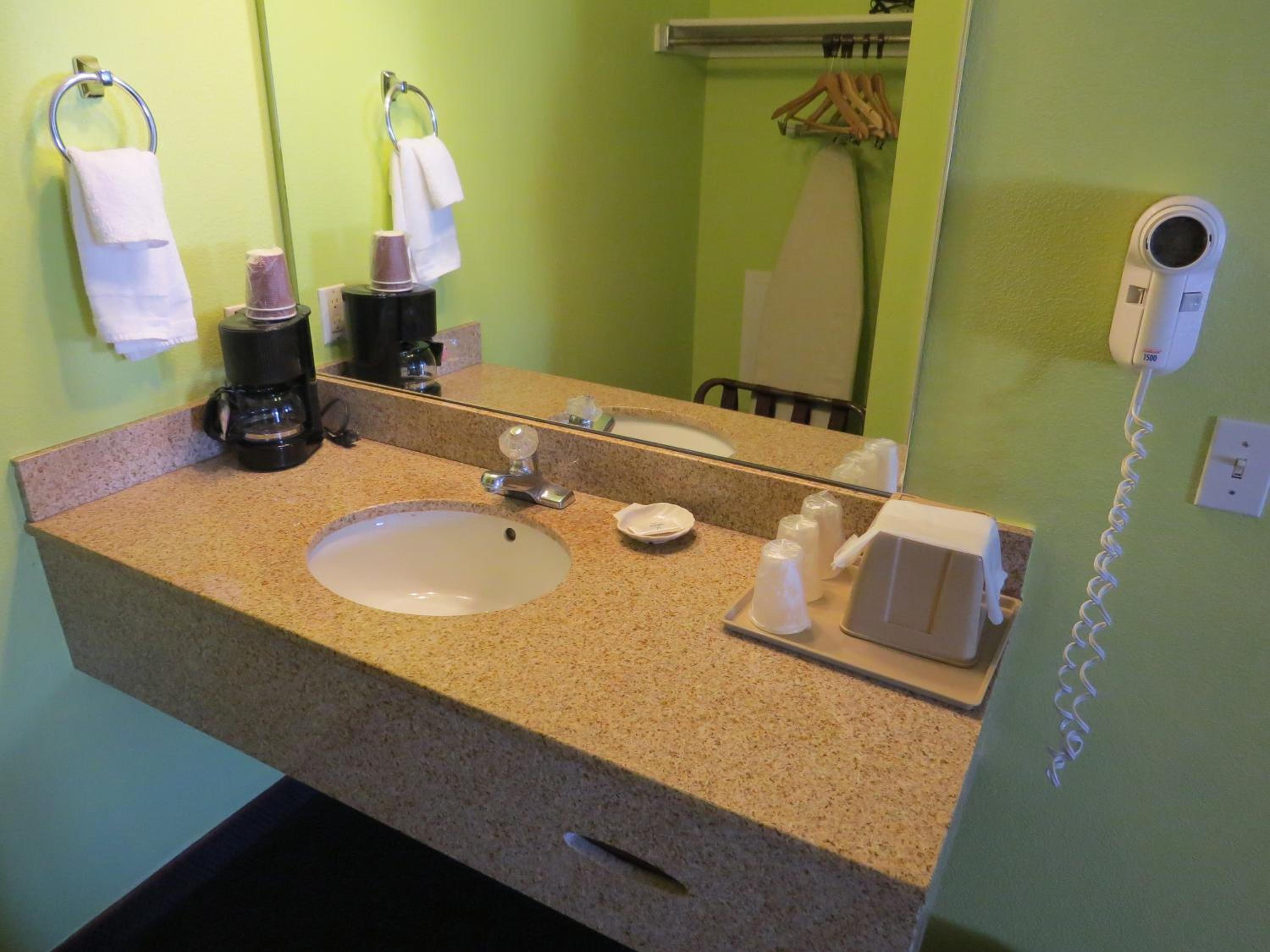 King Suite with Spa Bath - Non-Smoking photo 3