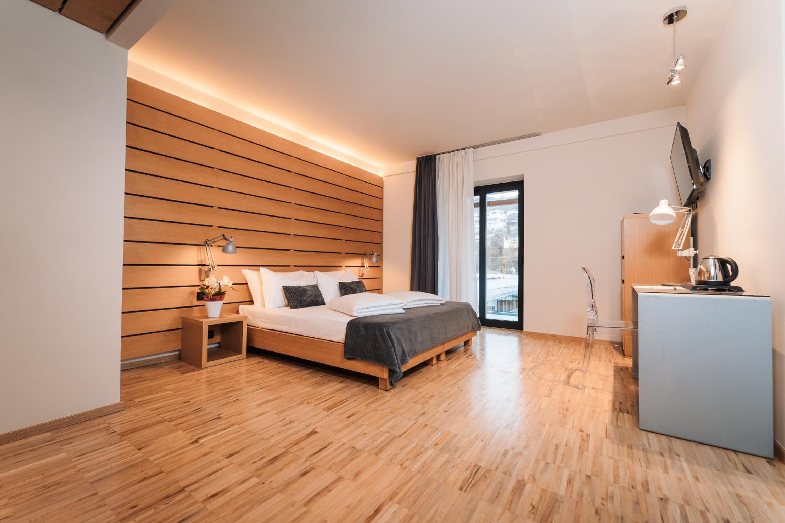Premium Panorama Room with Lake View - Photo 1