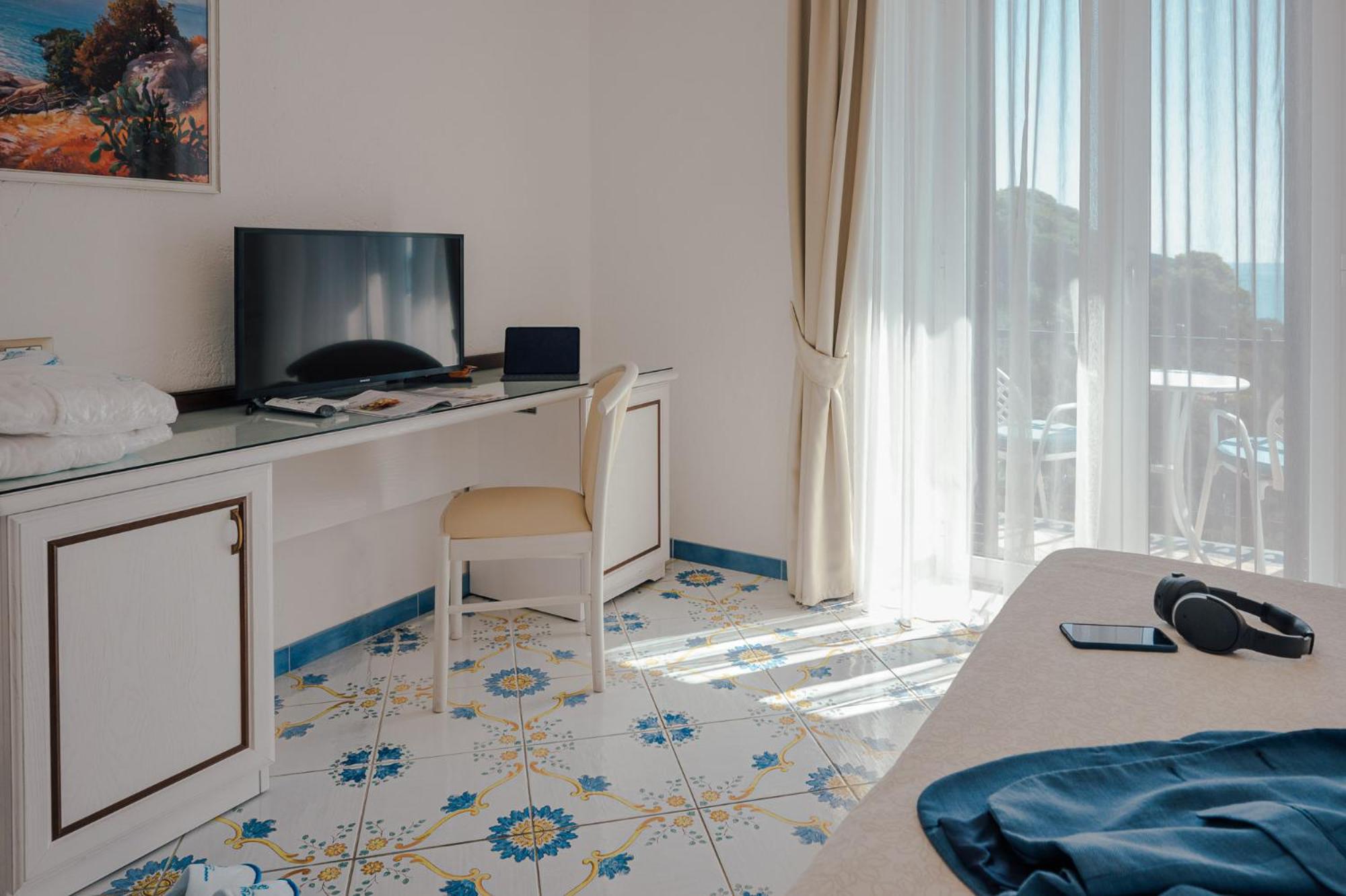 Superior Double Room with Balcony and Sea View - Photo 6