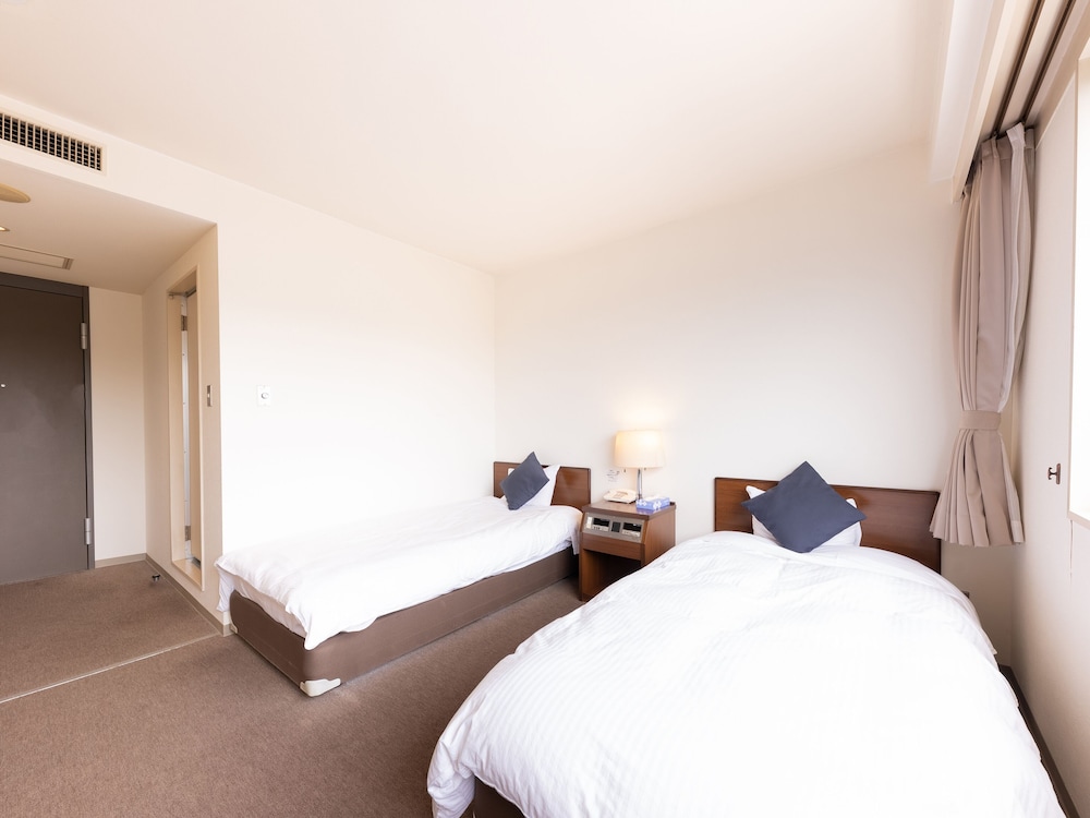 Twin Room, Smoking