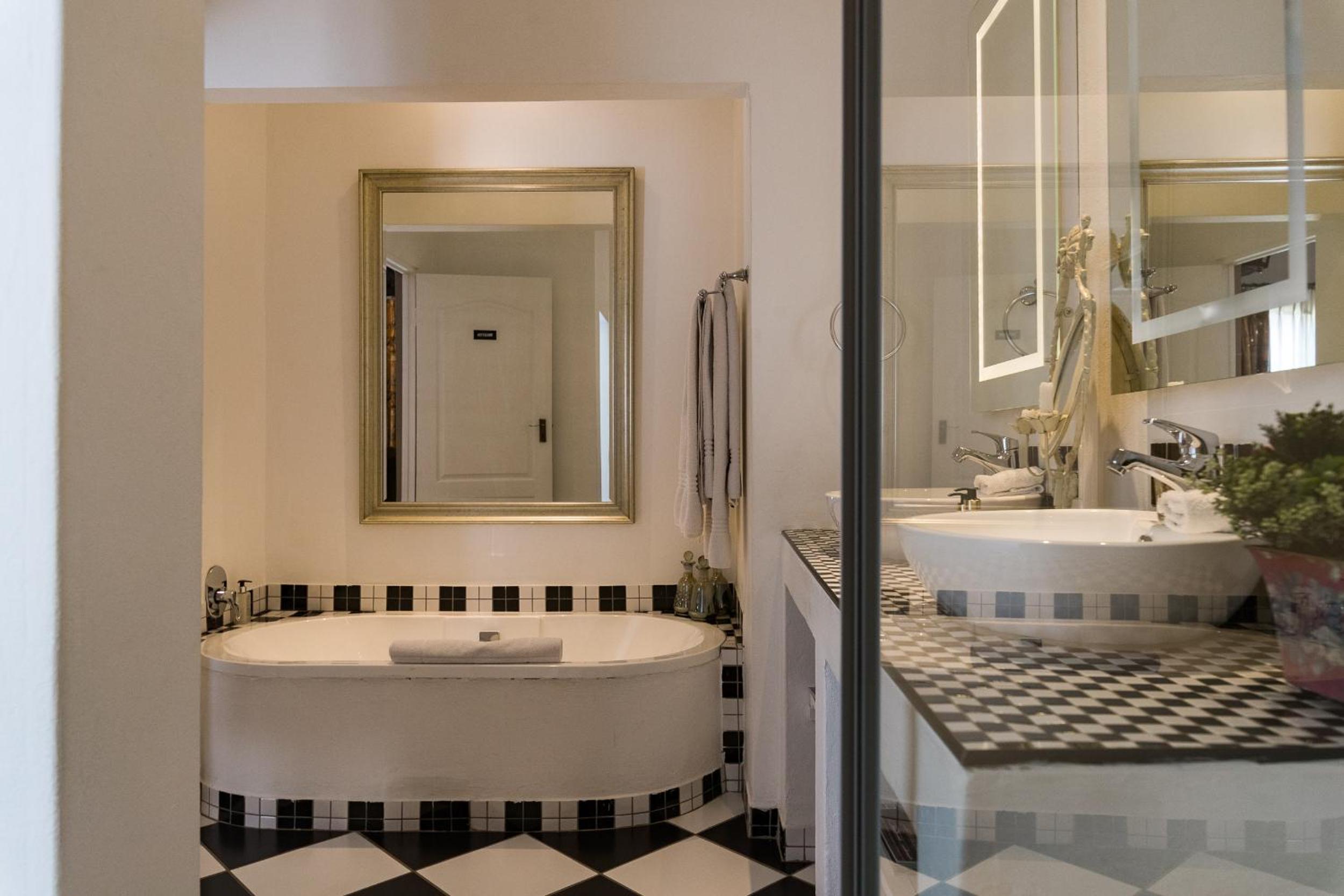 Luxury Suite with Bath and Shower photo 2