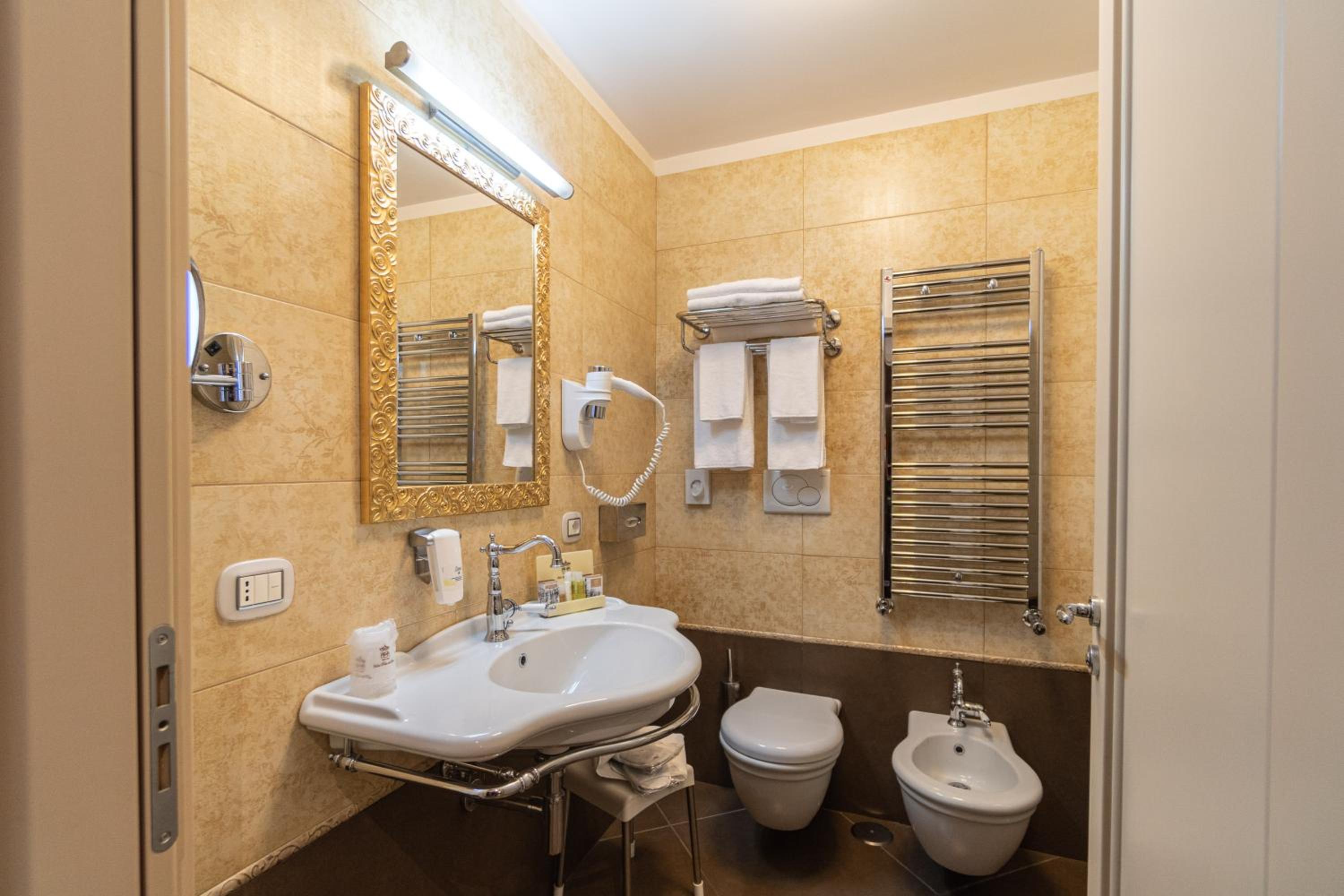 Standard Queen Room photo 2
