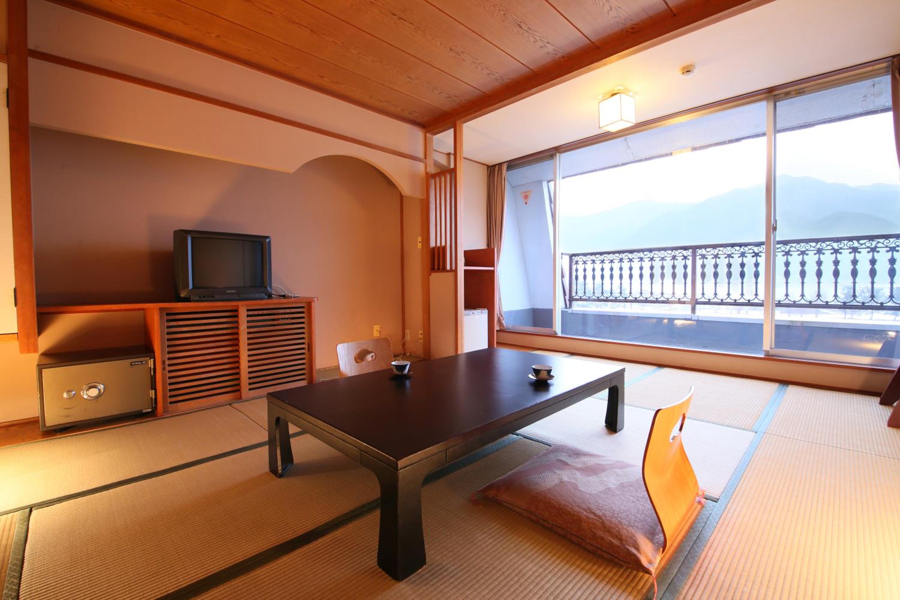 Japanese-Style Twin Room with Bath and Lake View photo 1