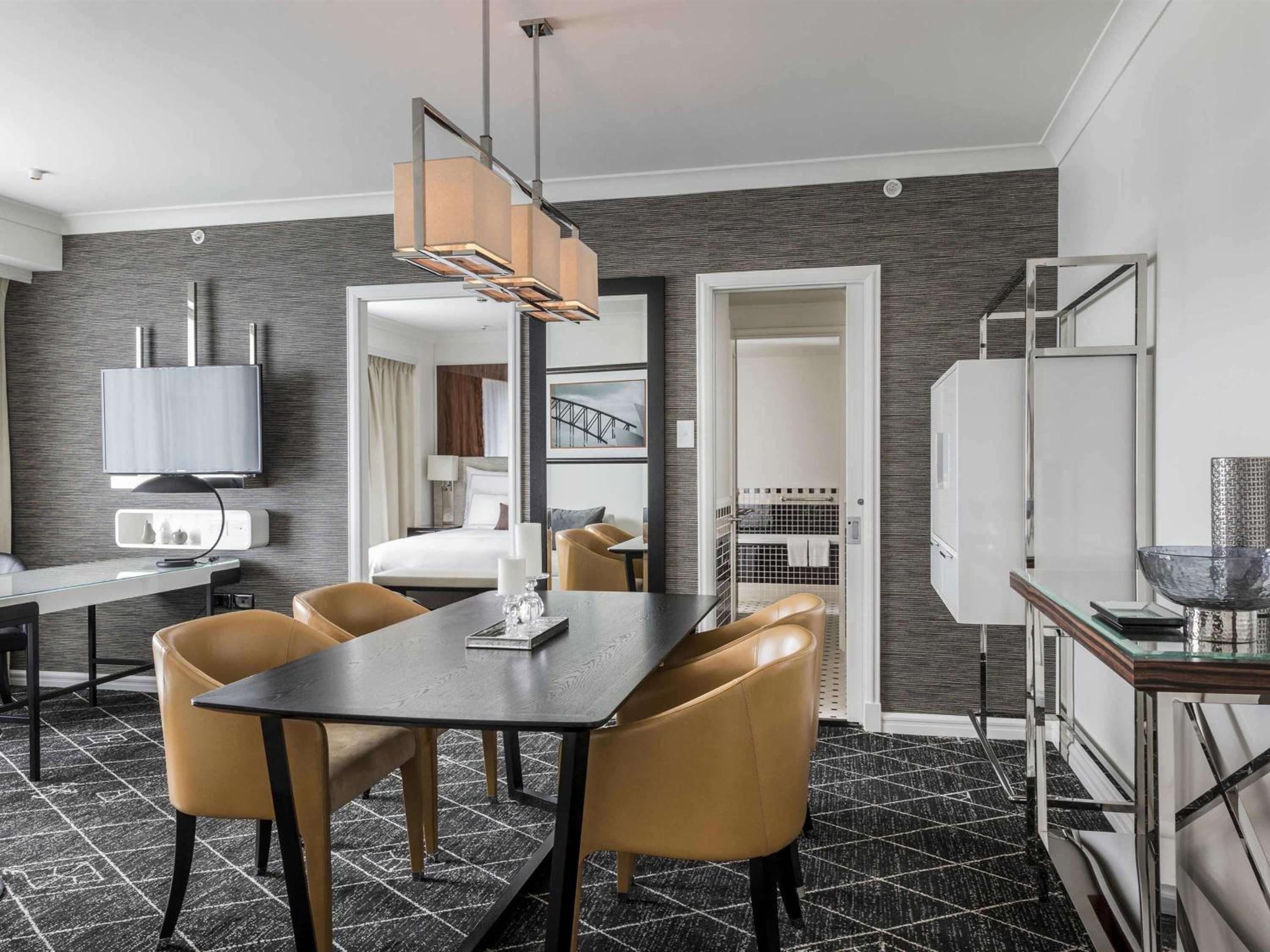 Executive King Suite with Sofa - Club Floor Access thumbnail 6