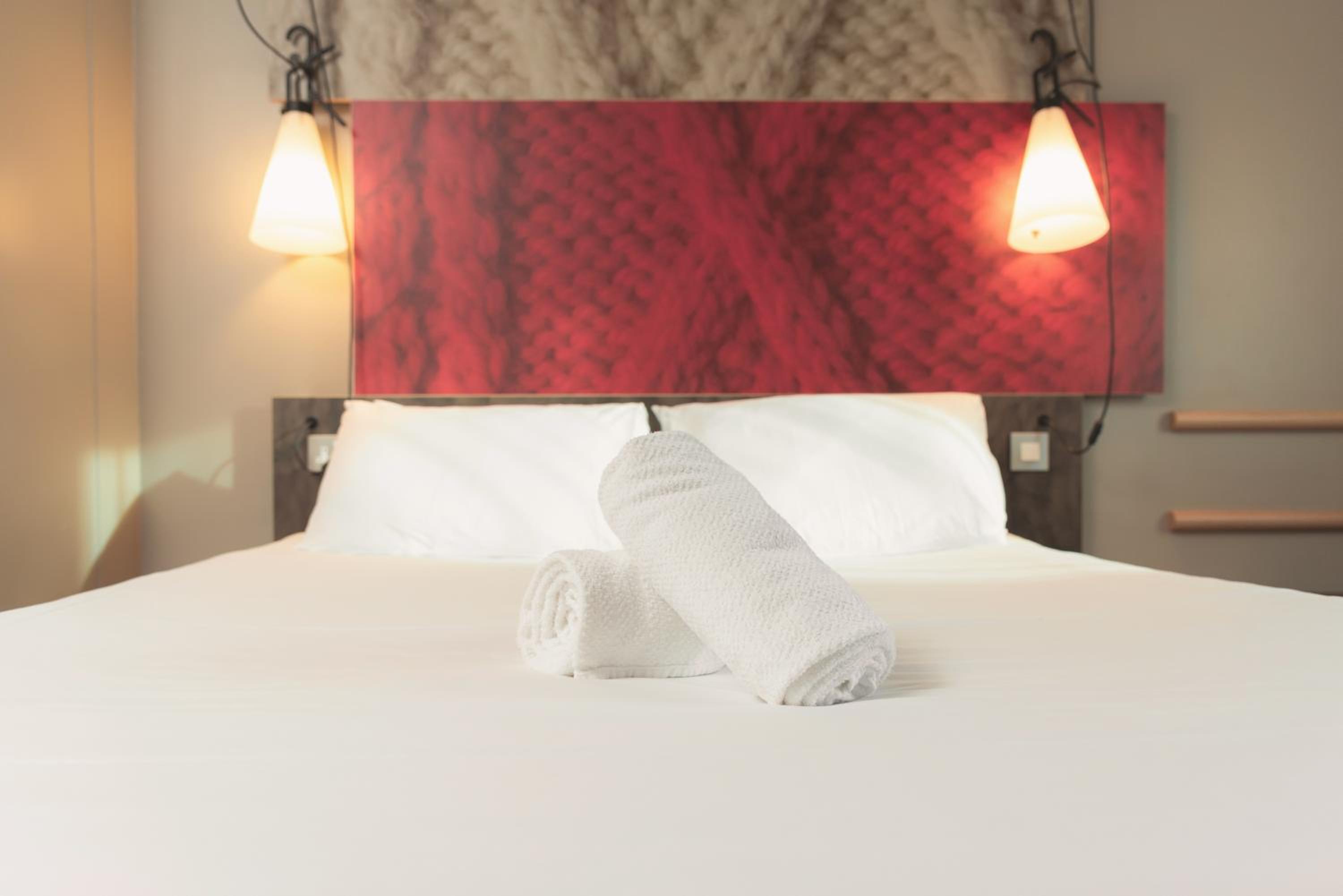 Standard Room with One Double Bed - Photo 12