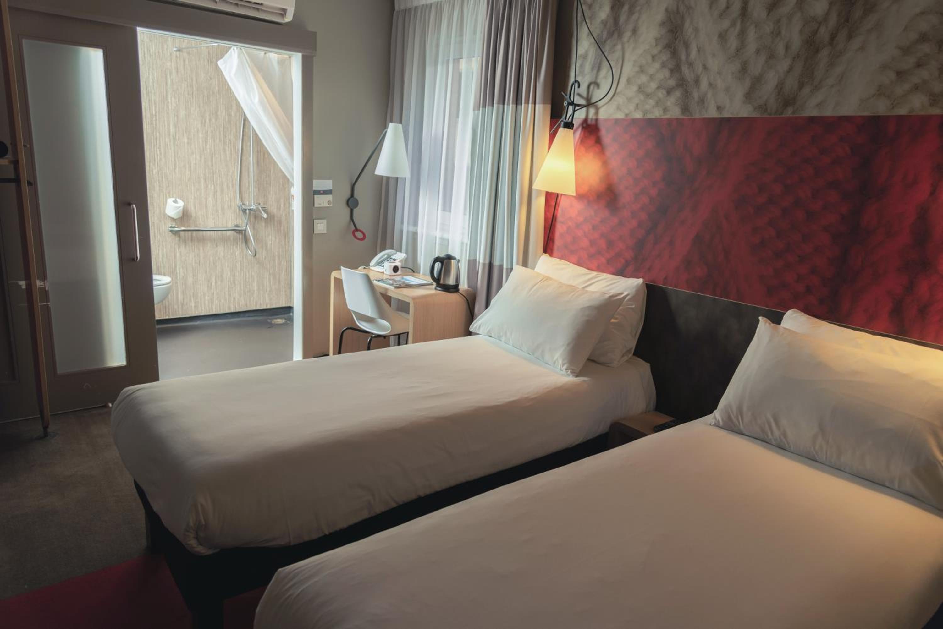 Twin Room with Two Beds - Photo 11