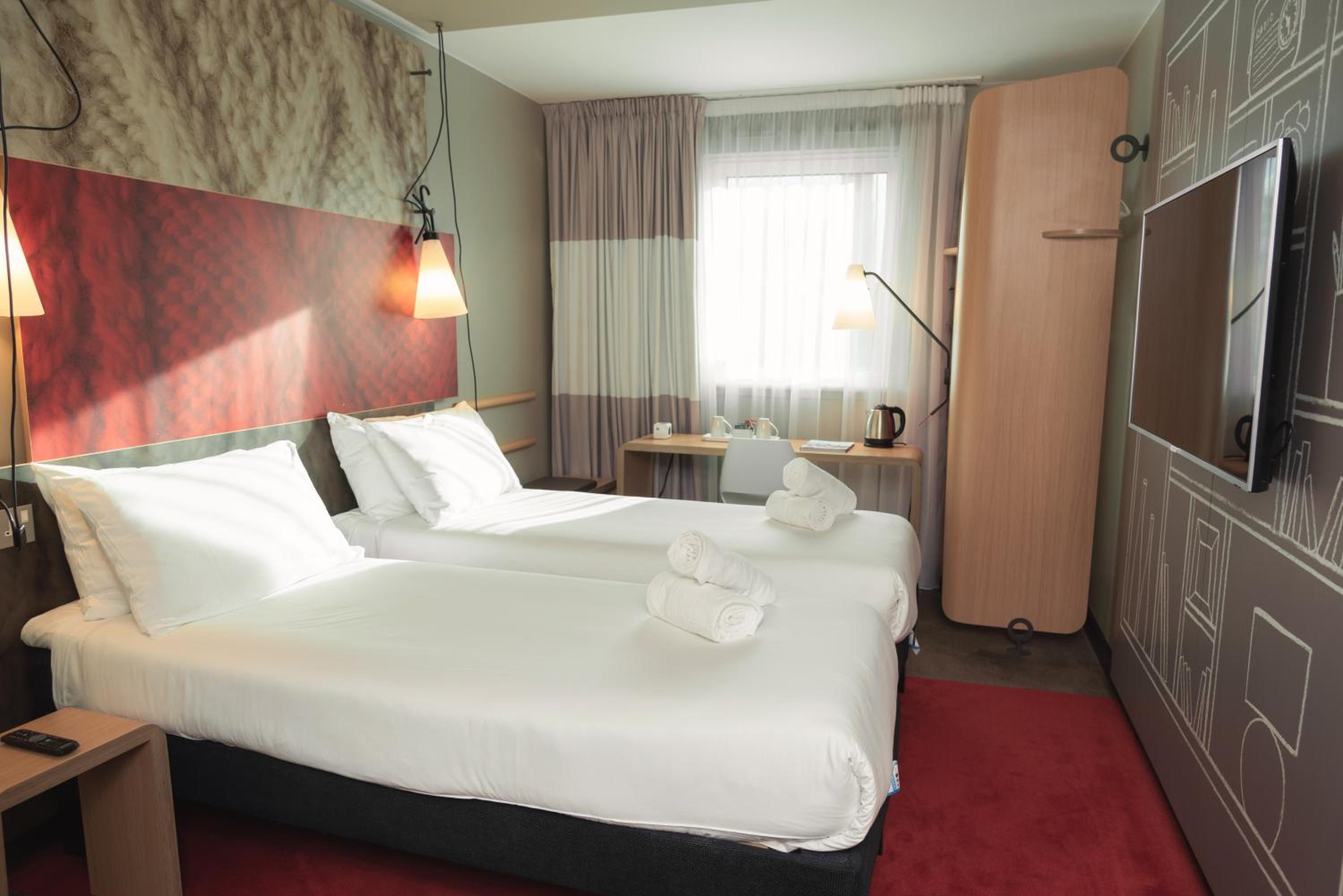 Twin Room with Two Beds - Photo 2