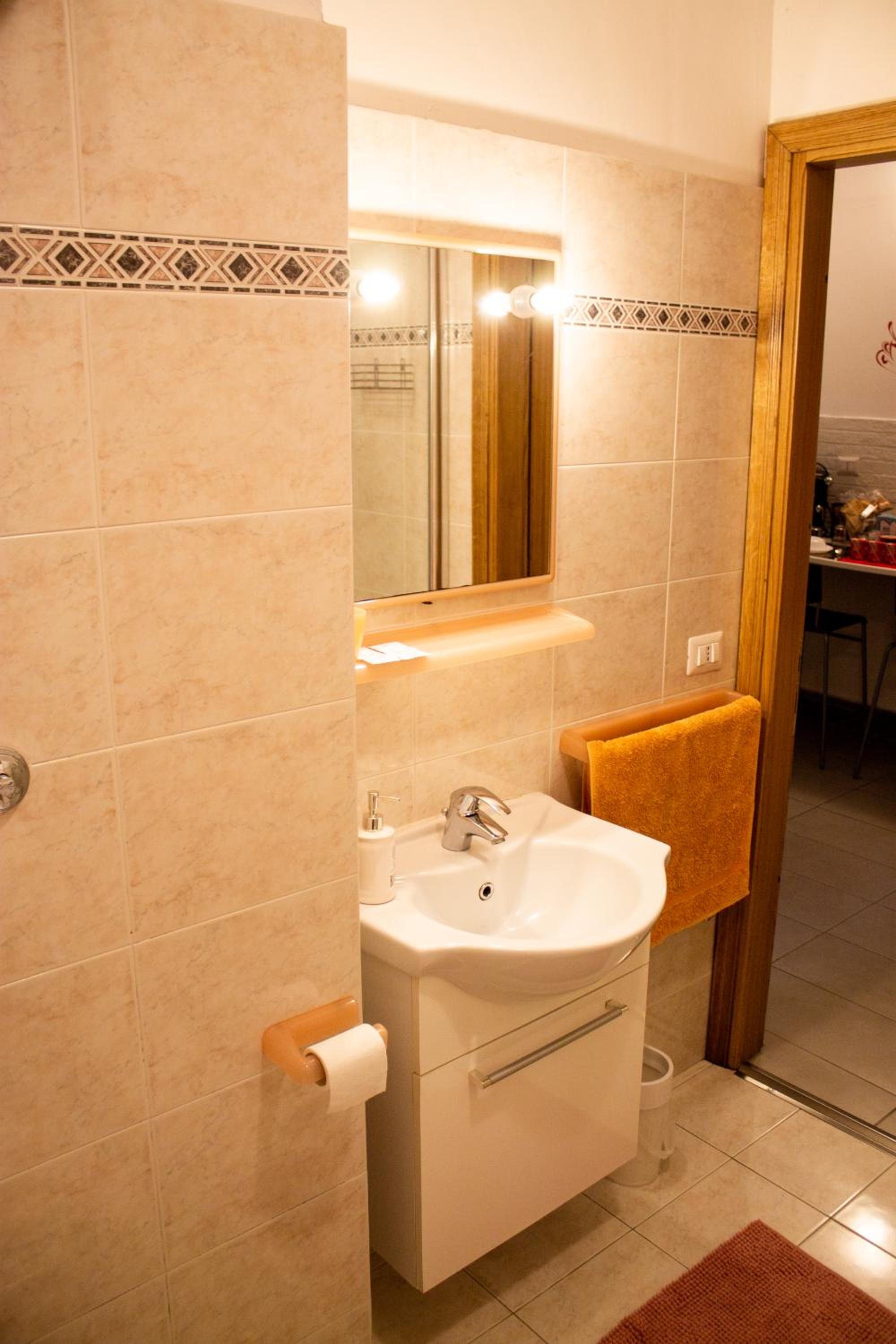 Deluxe Room - Photo 9