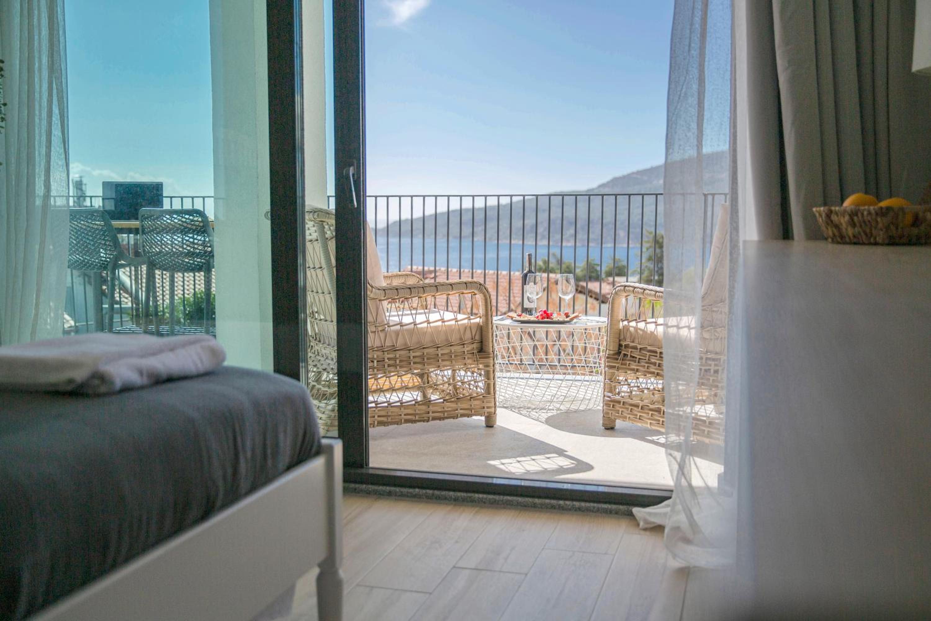 Queen Room with Sea View - Photo 3