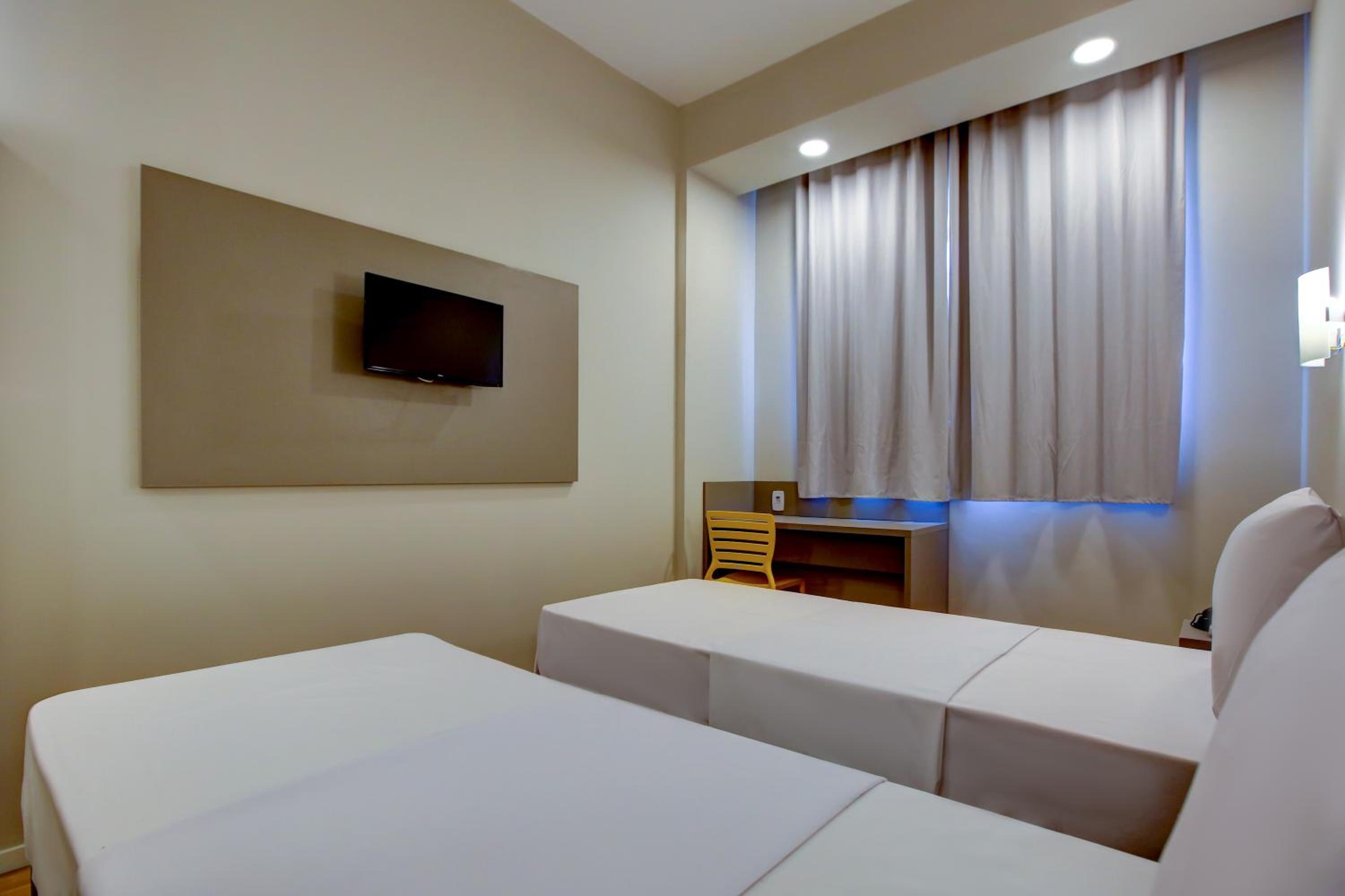 Standard Twin Room - Photo 3
