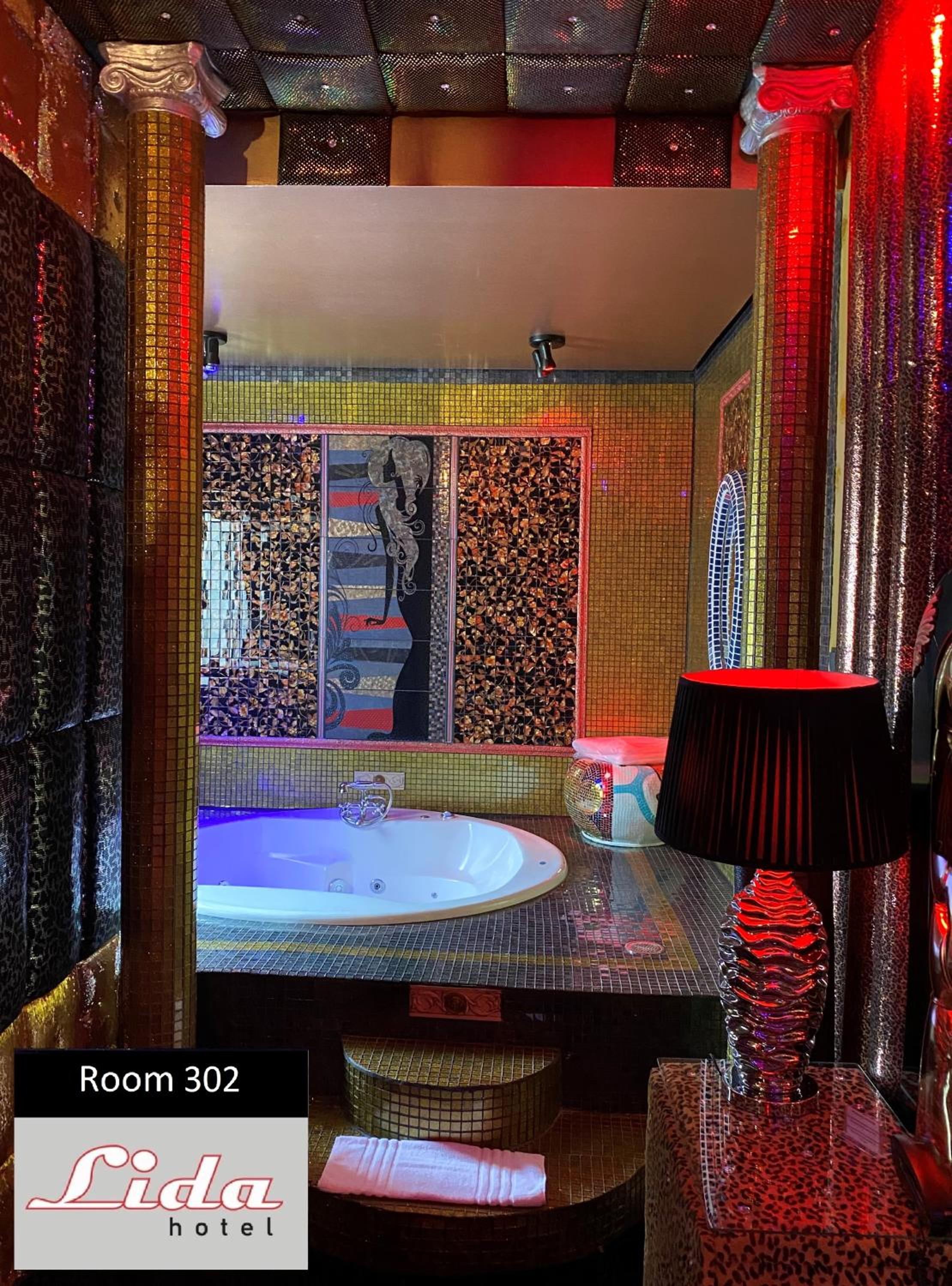 Deluxe Suite with Spa Bath photo 1