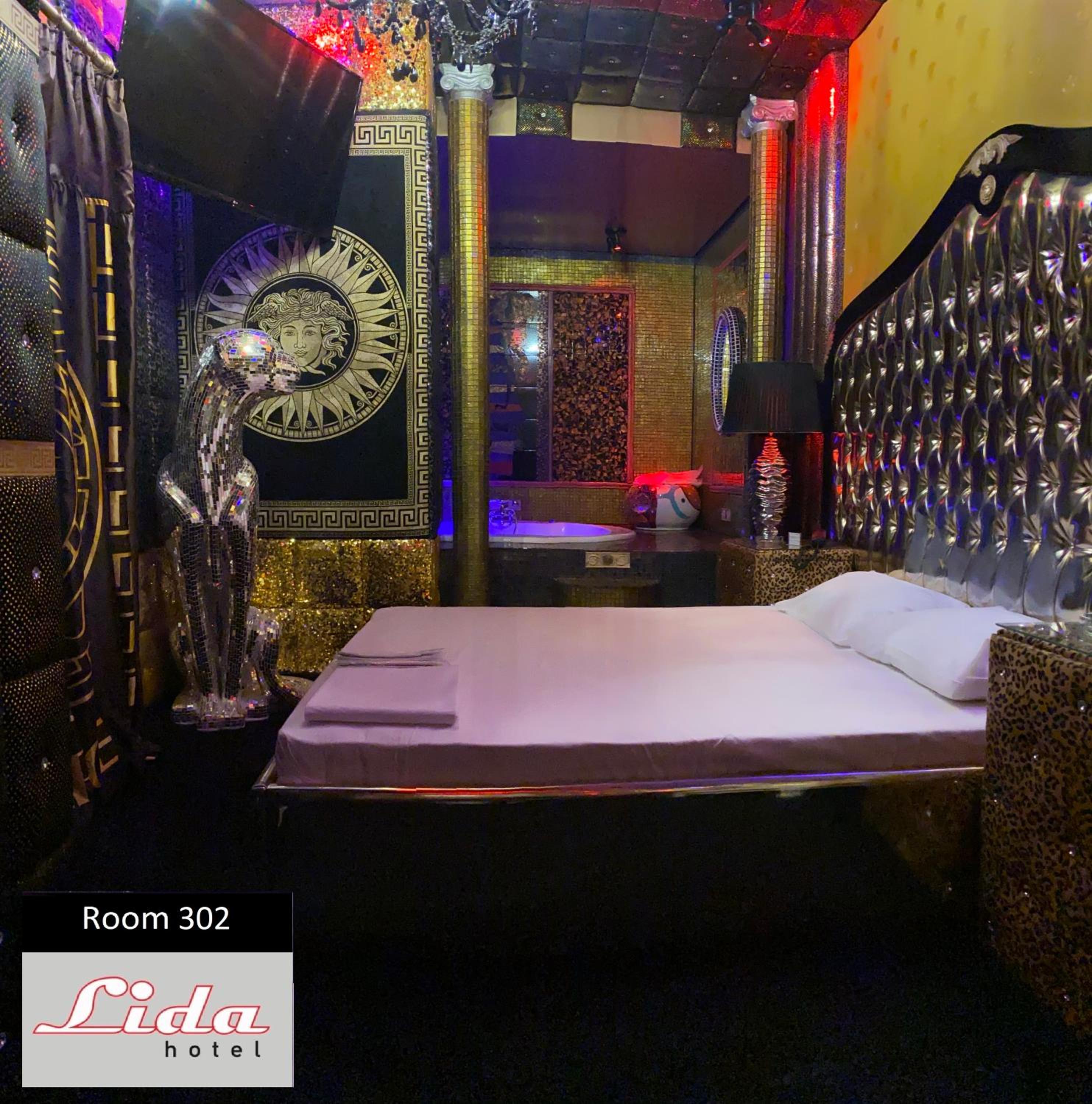Deluxe Suite with Spa Bath photo 2