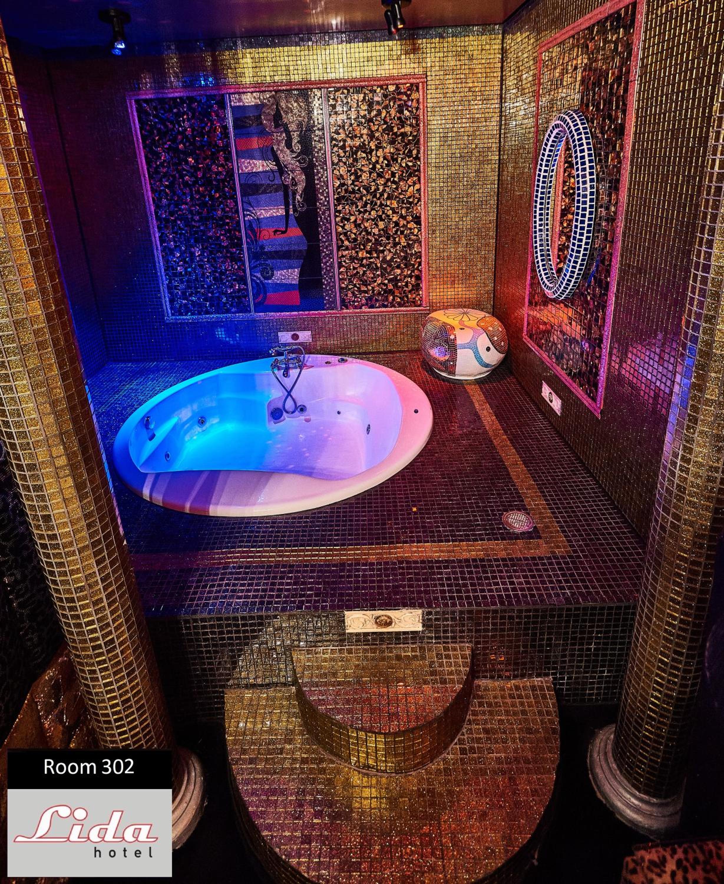 Deluxe Suite with Spa Bath photo 3