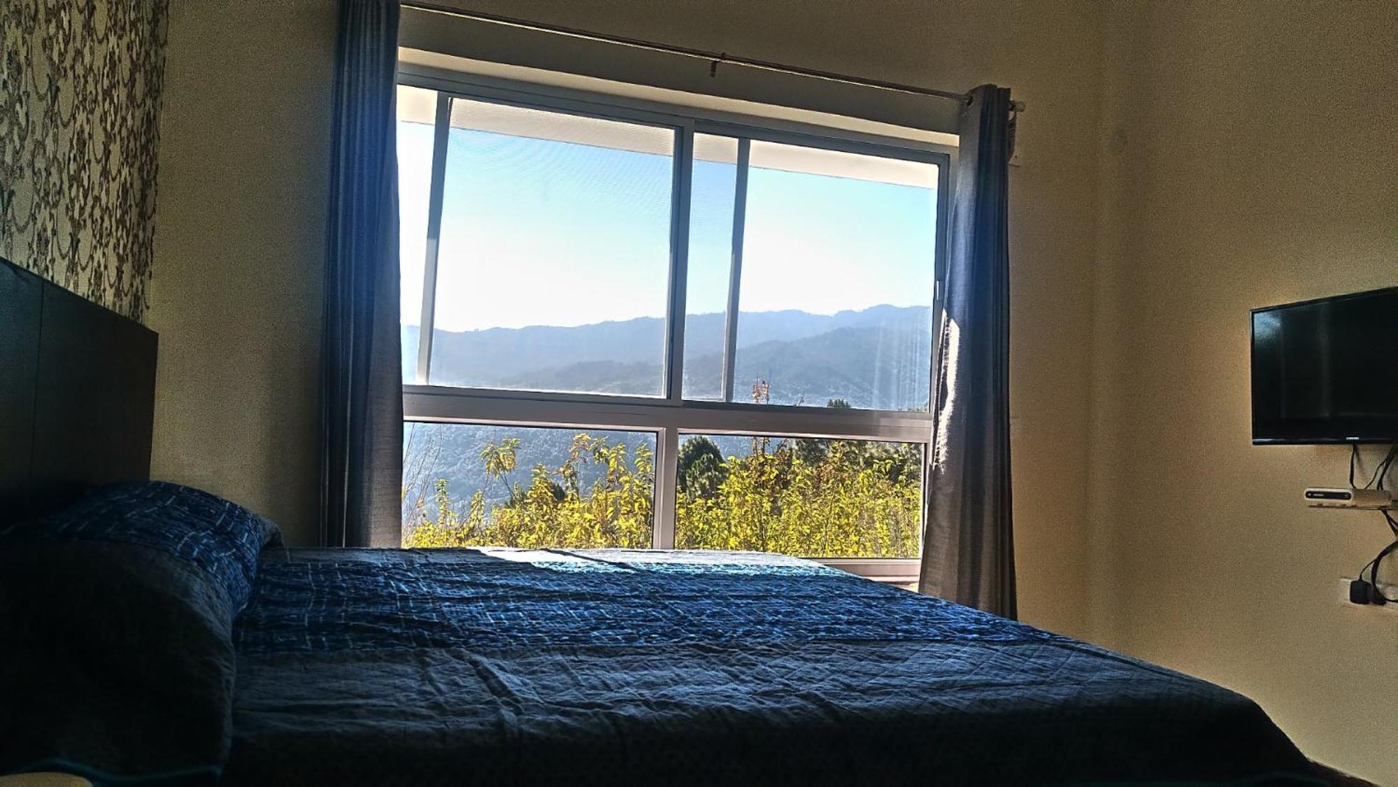 Deluxe Room (2 Adults + 1 Child)