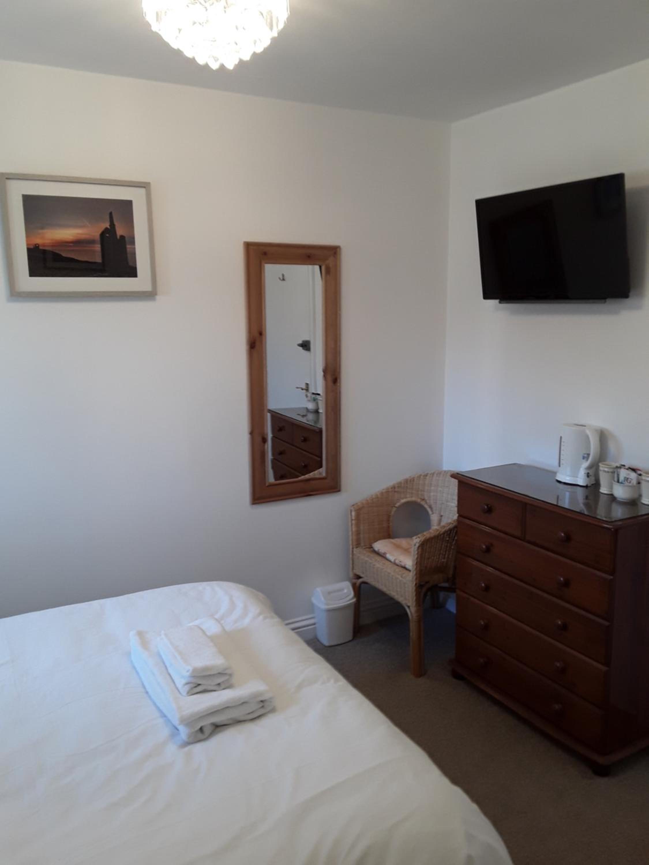 Double Room with Private Bathroom - Photo 6
