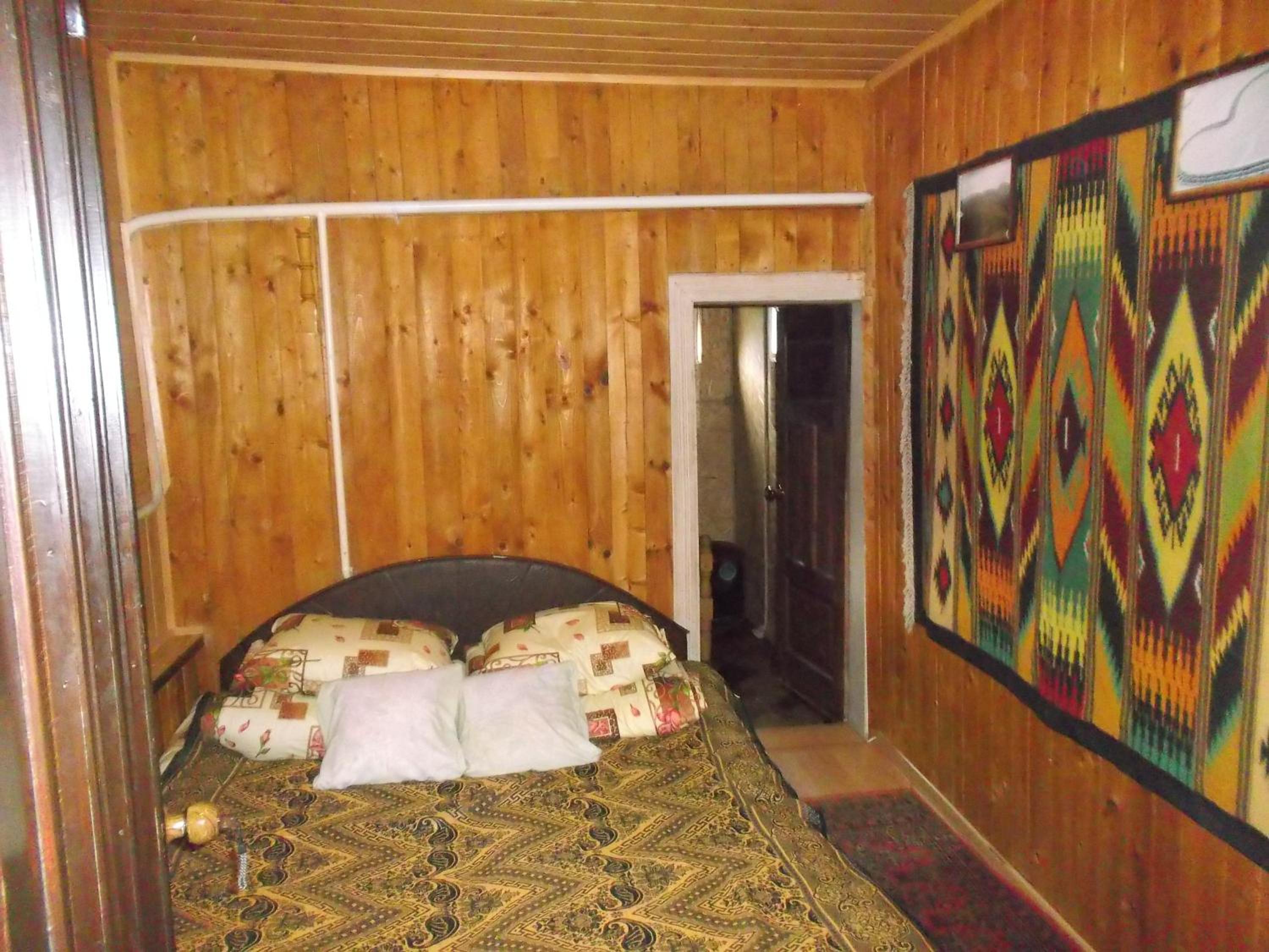 Basic Single Room with Shared Bathroom photo 1