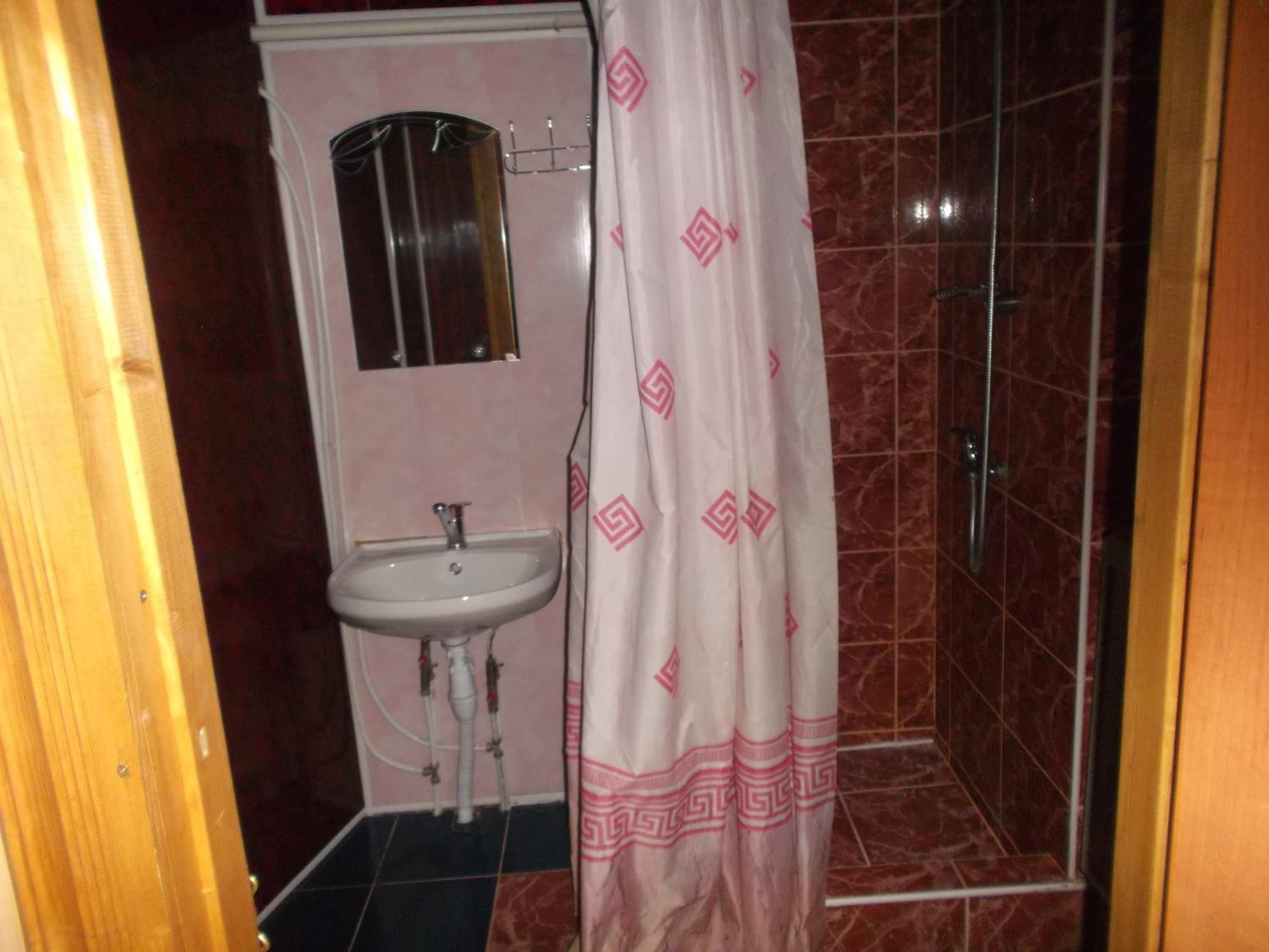 Basic Single Room with Shared Bathroom photo 3