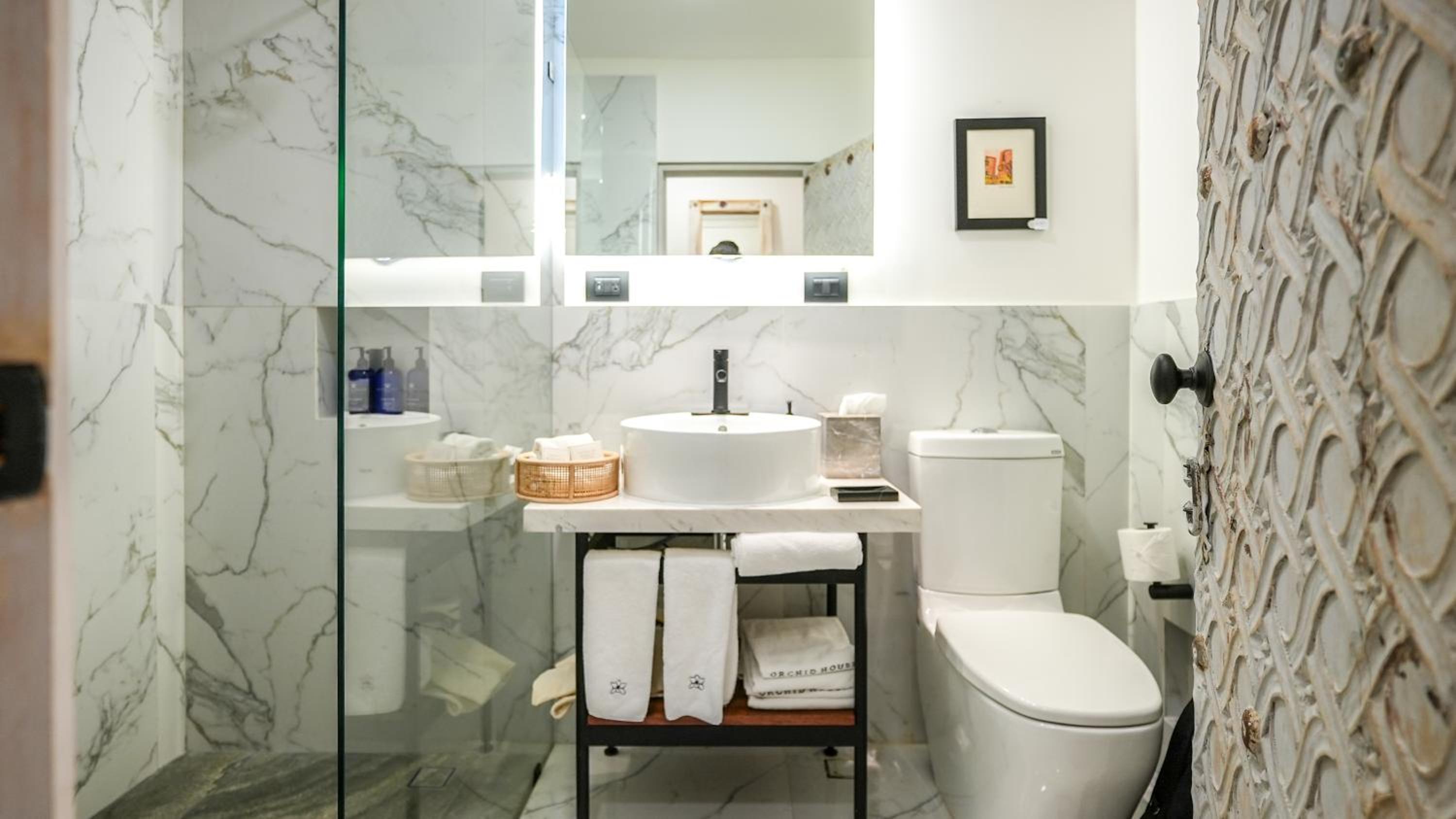 Standard Suite - Photo 34