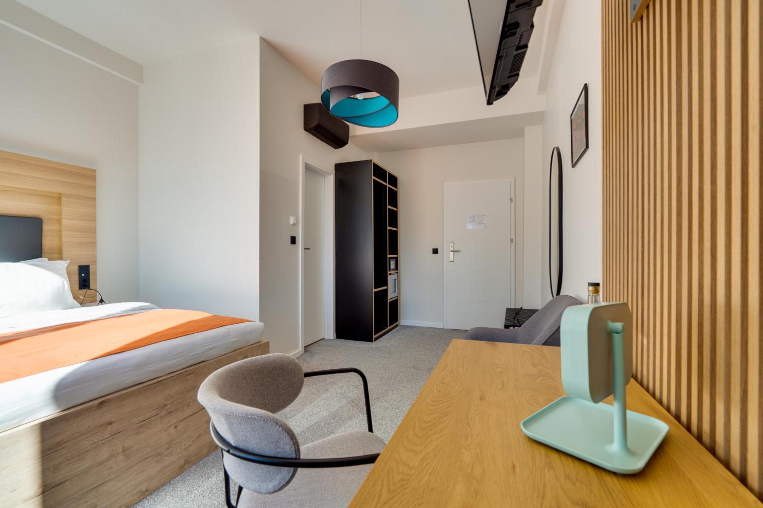 Double Room with City View - Photo 4
