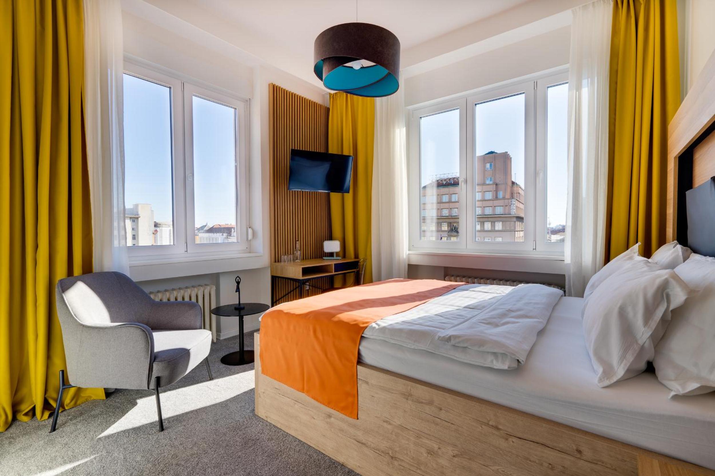 Double Room with City View - Photo 1