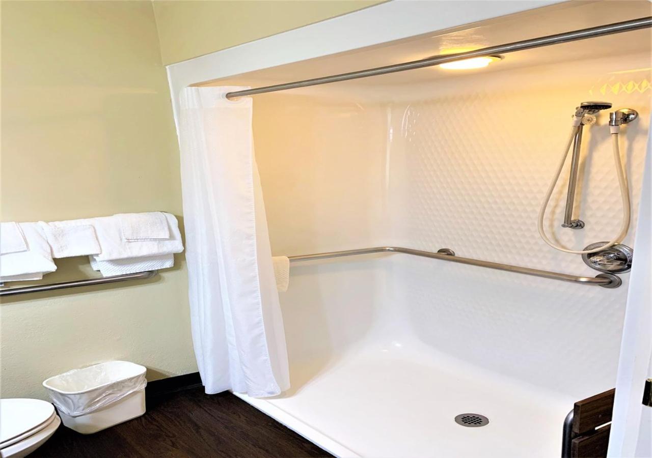 Queen Suite with Roll-In Shower - Accessible/Non-Smoking - Photo 4