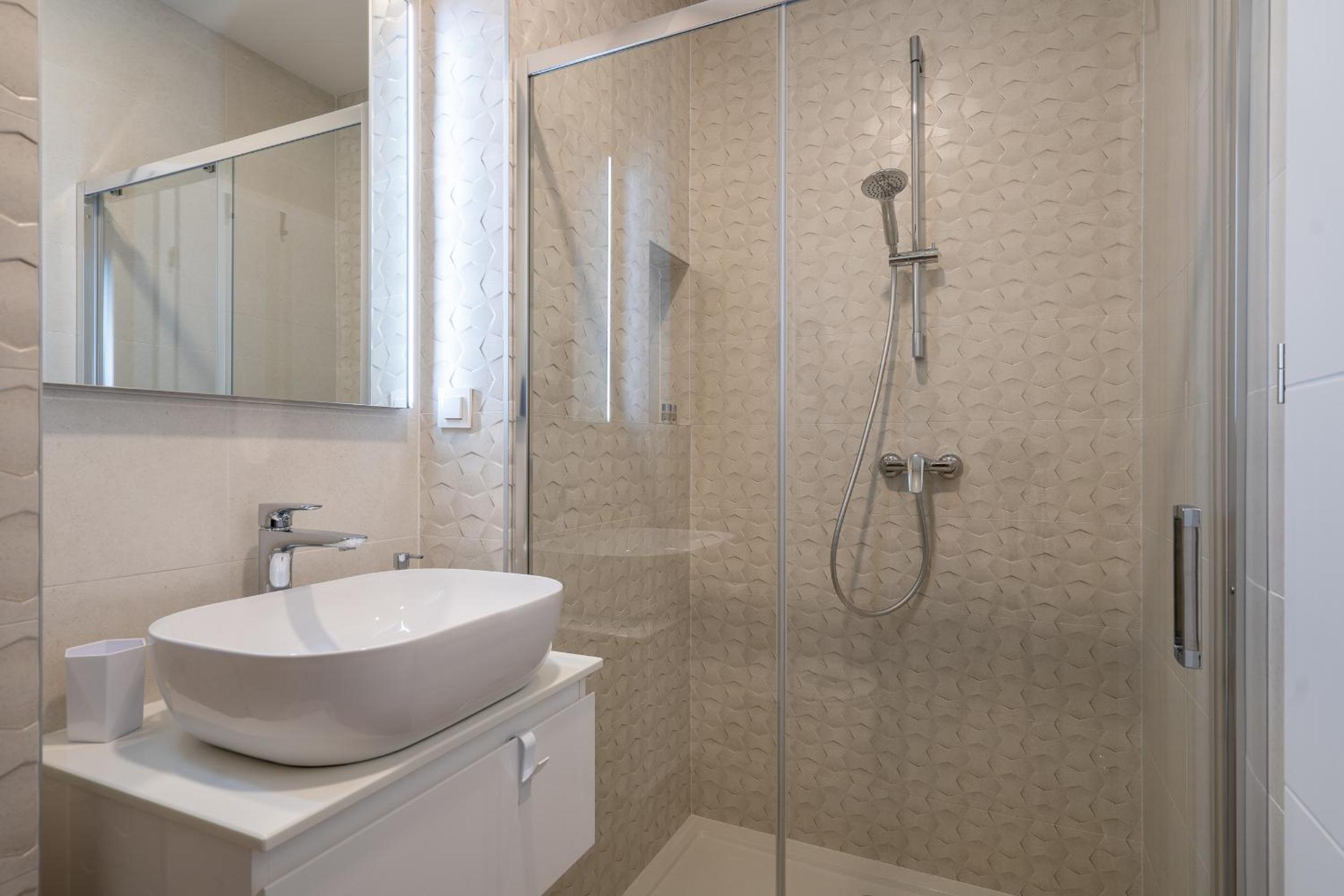 Double Room with City View - Photo 15