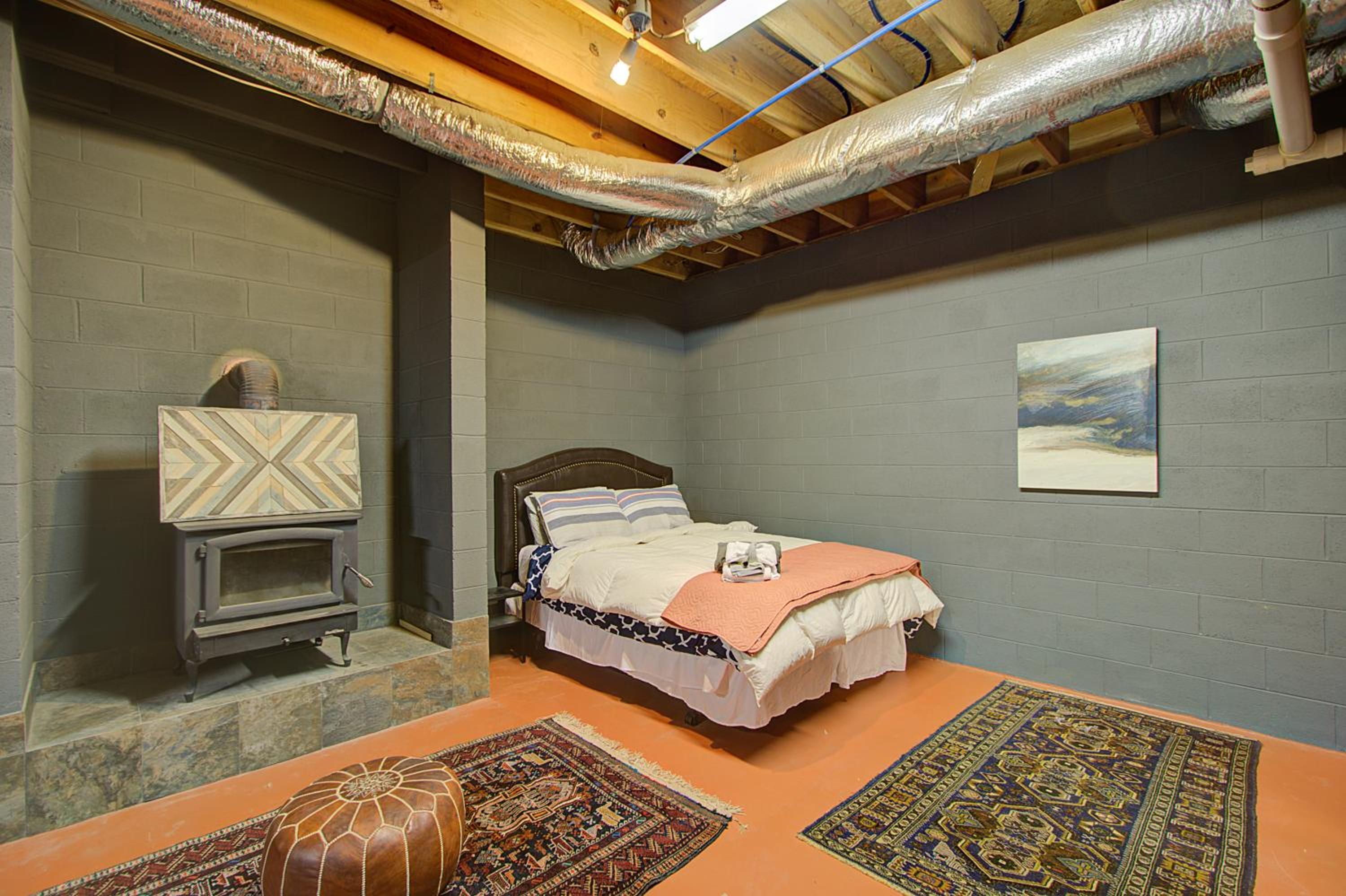One-Bedroom House - Photo 26