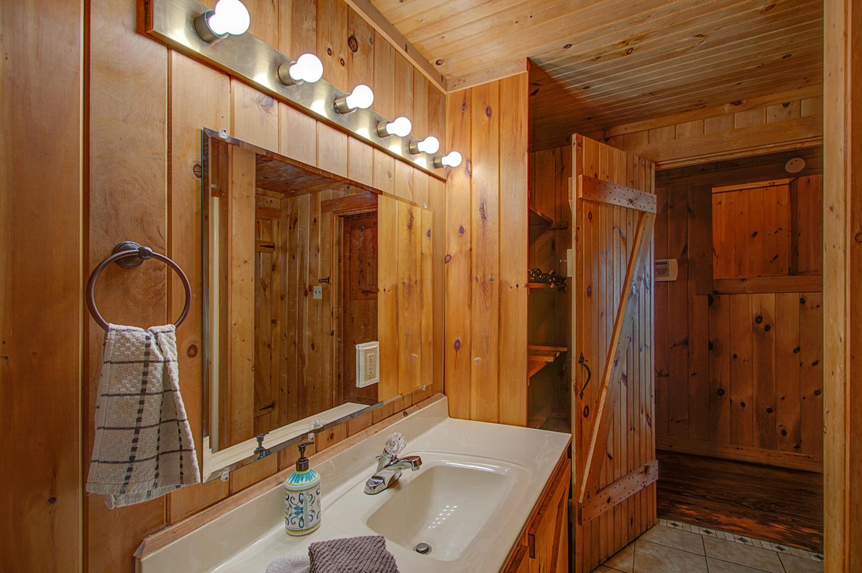 One-Bedroom House - Photo 27