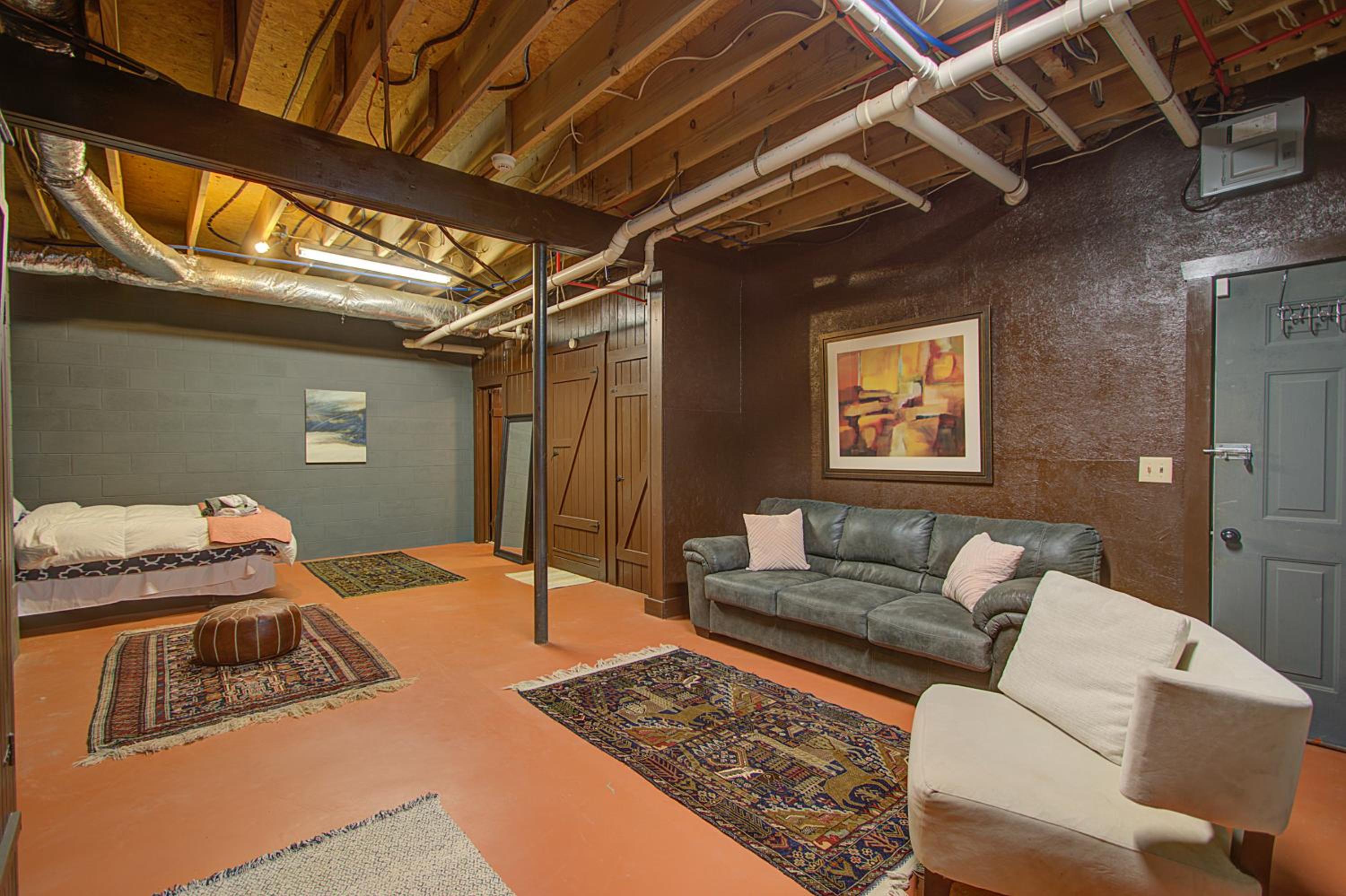 One-Bedroom House - Photo 29