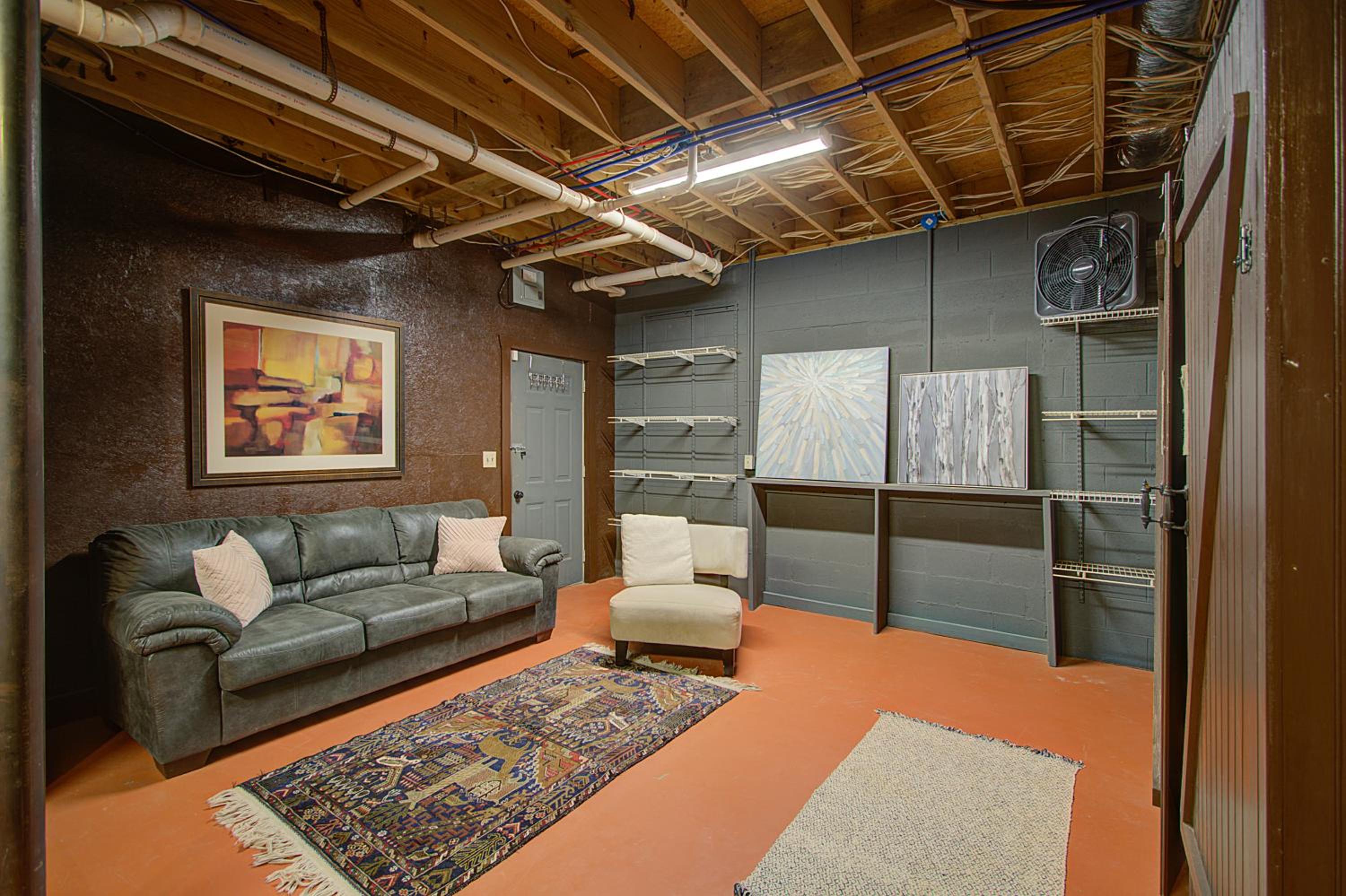 One-Bedroom House - Photo 32