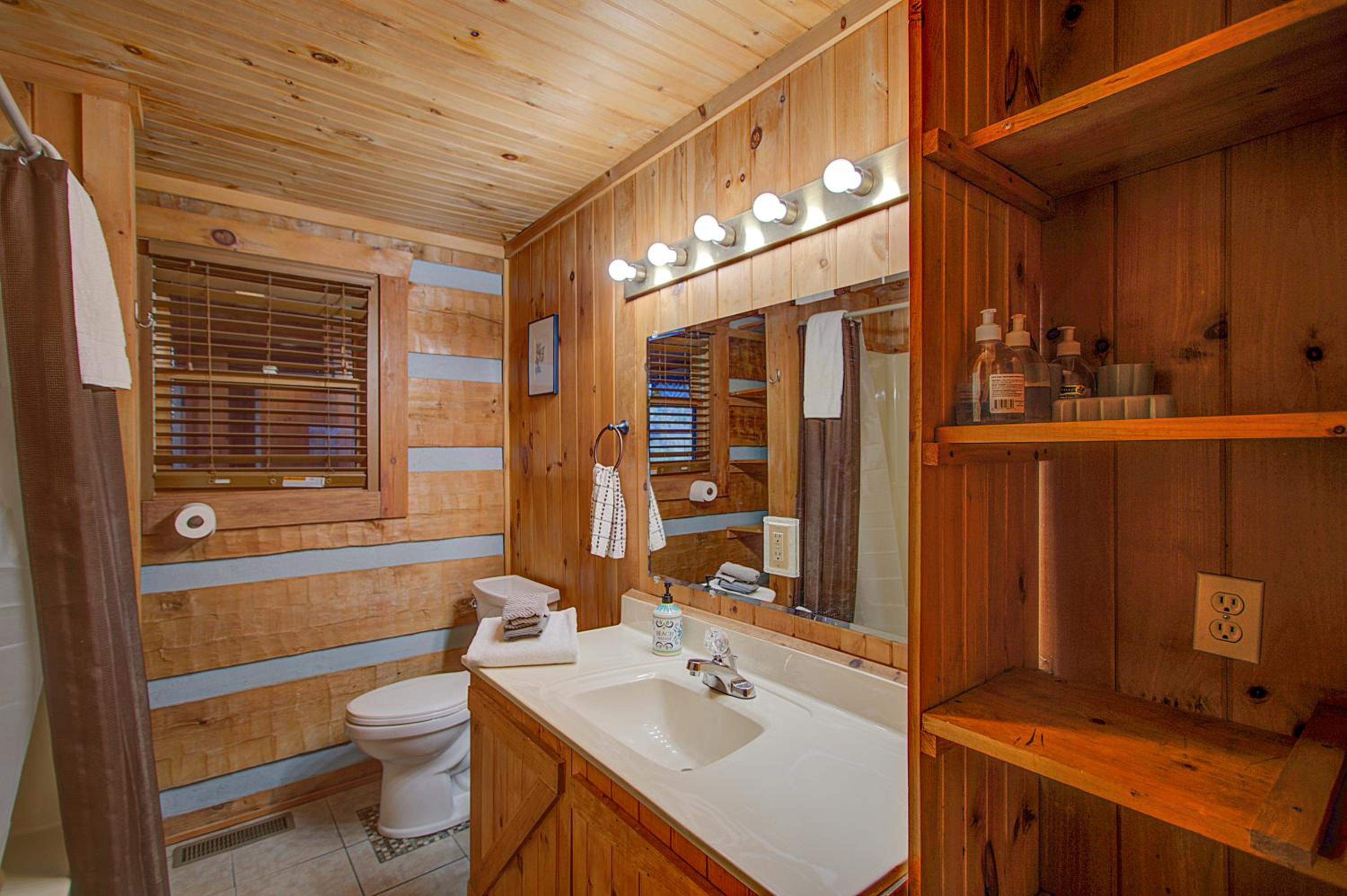 One-Bedroom House - Photo 38