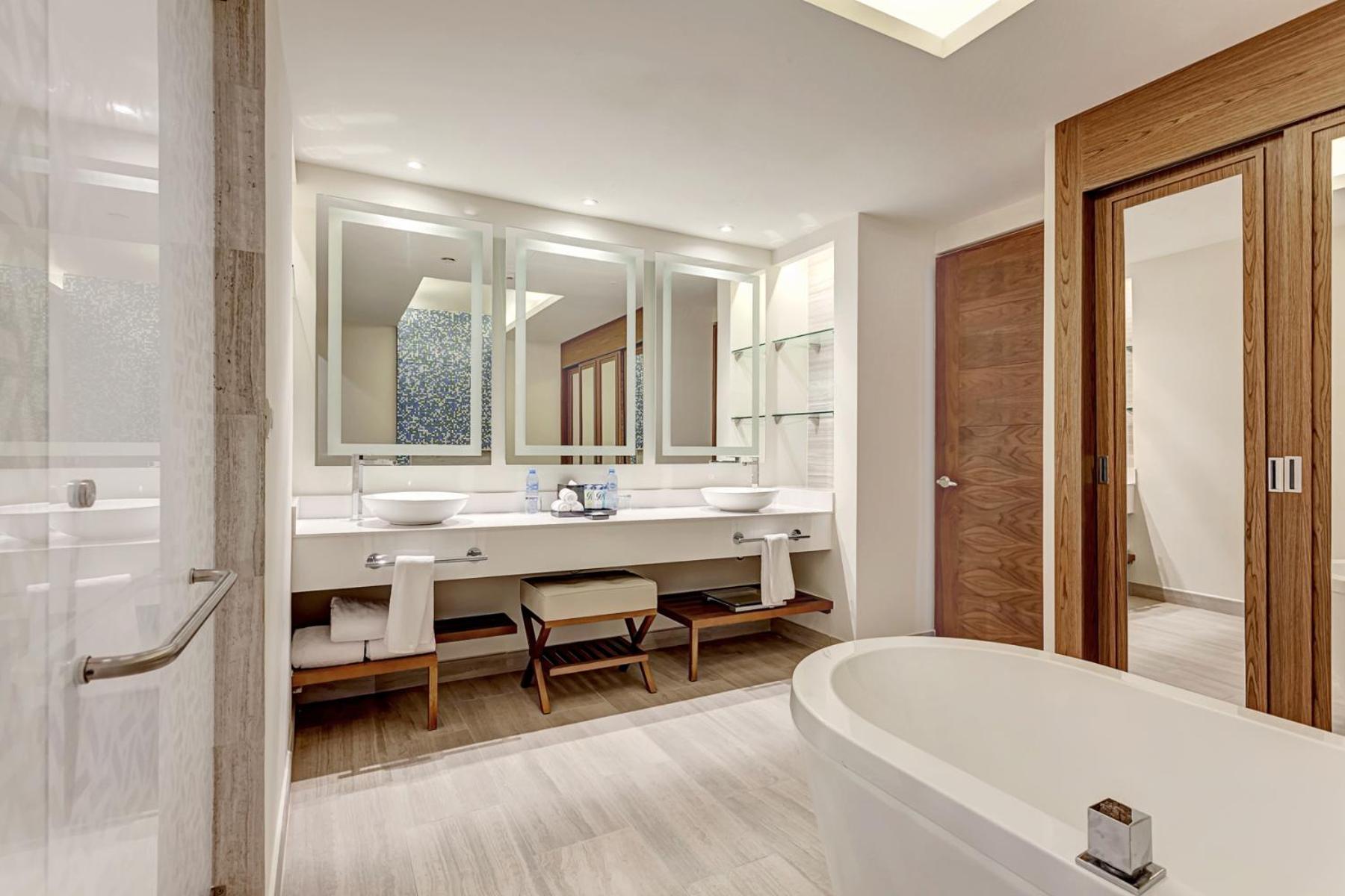 Luxury Presidential Two Bedroom Sunset View Suite Diamond Club