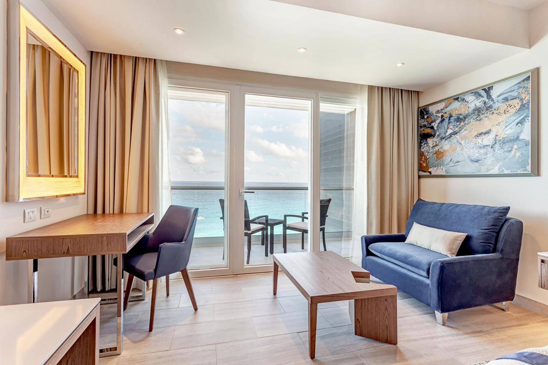 Luxury Presidential Ocean Front One Bedroom Suite Diamond Club thumbnail 5