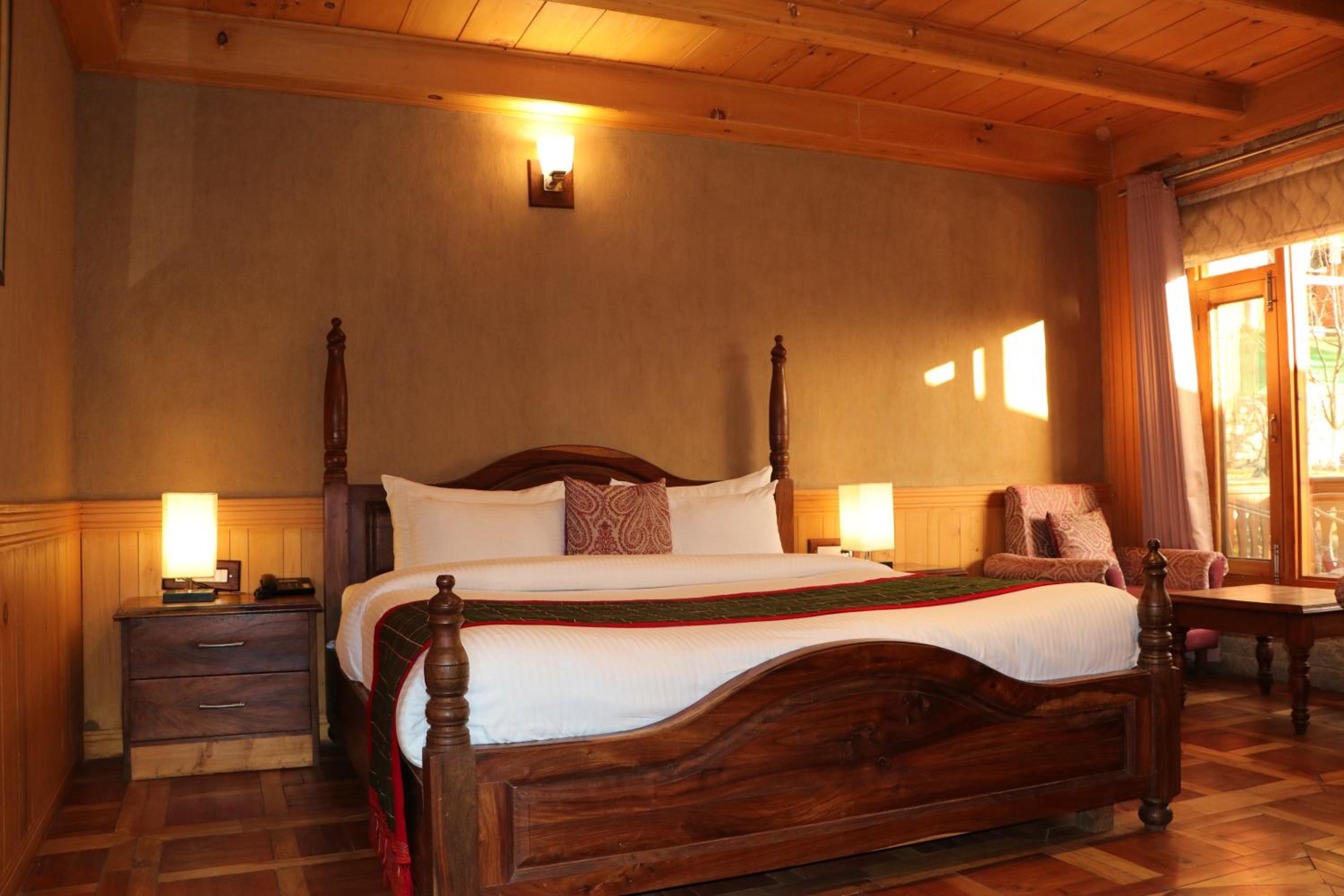 Double Room with Balcony - Photo 10