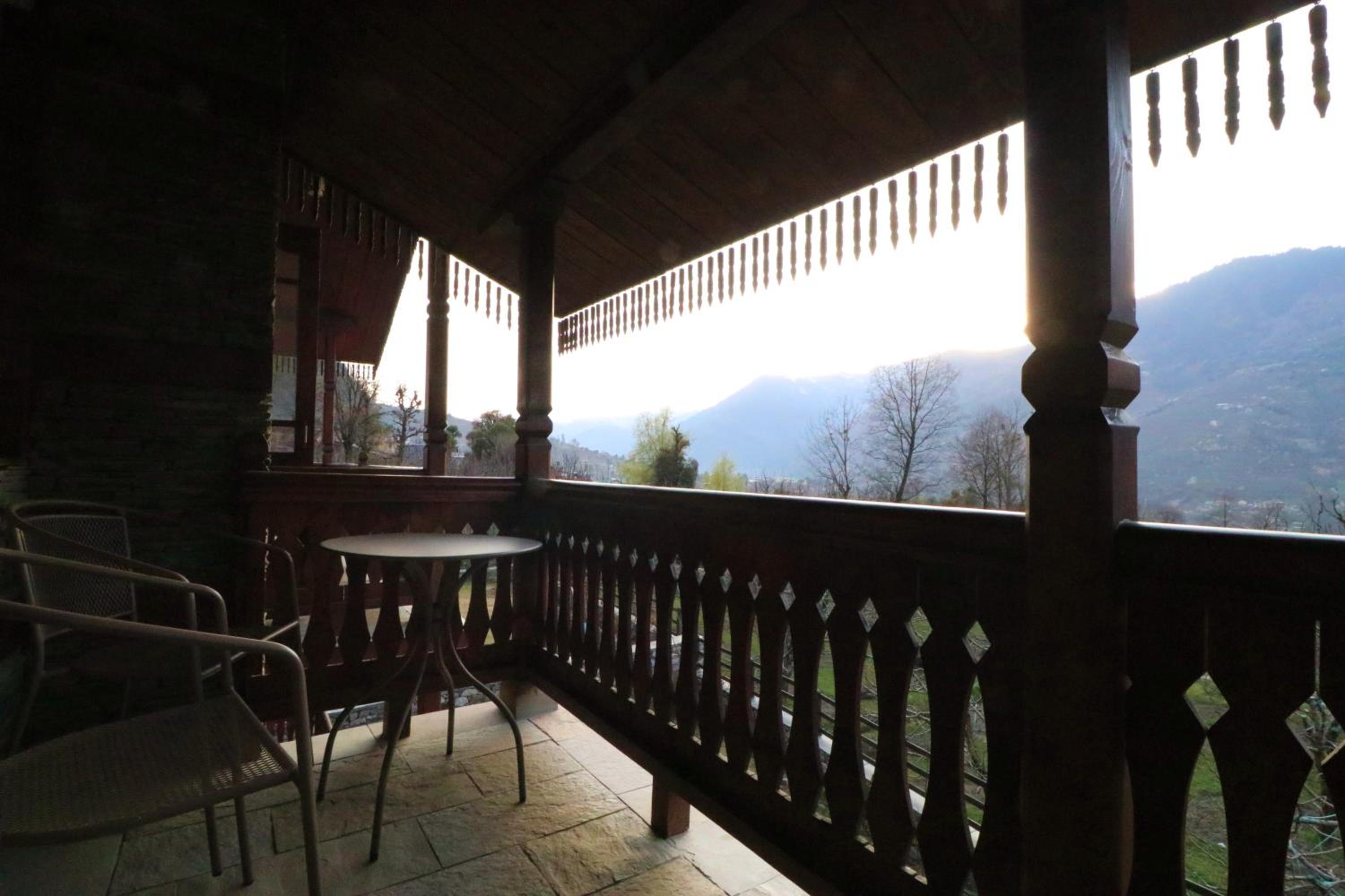 Deluxe Double Room with Balcony - Photo 7